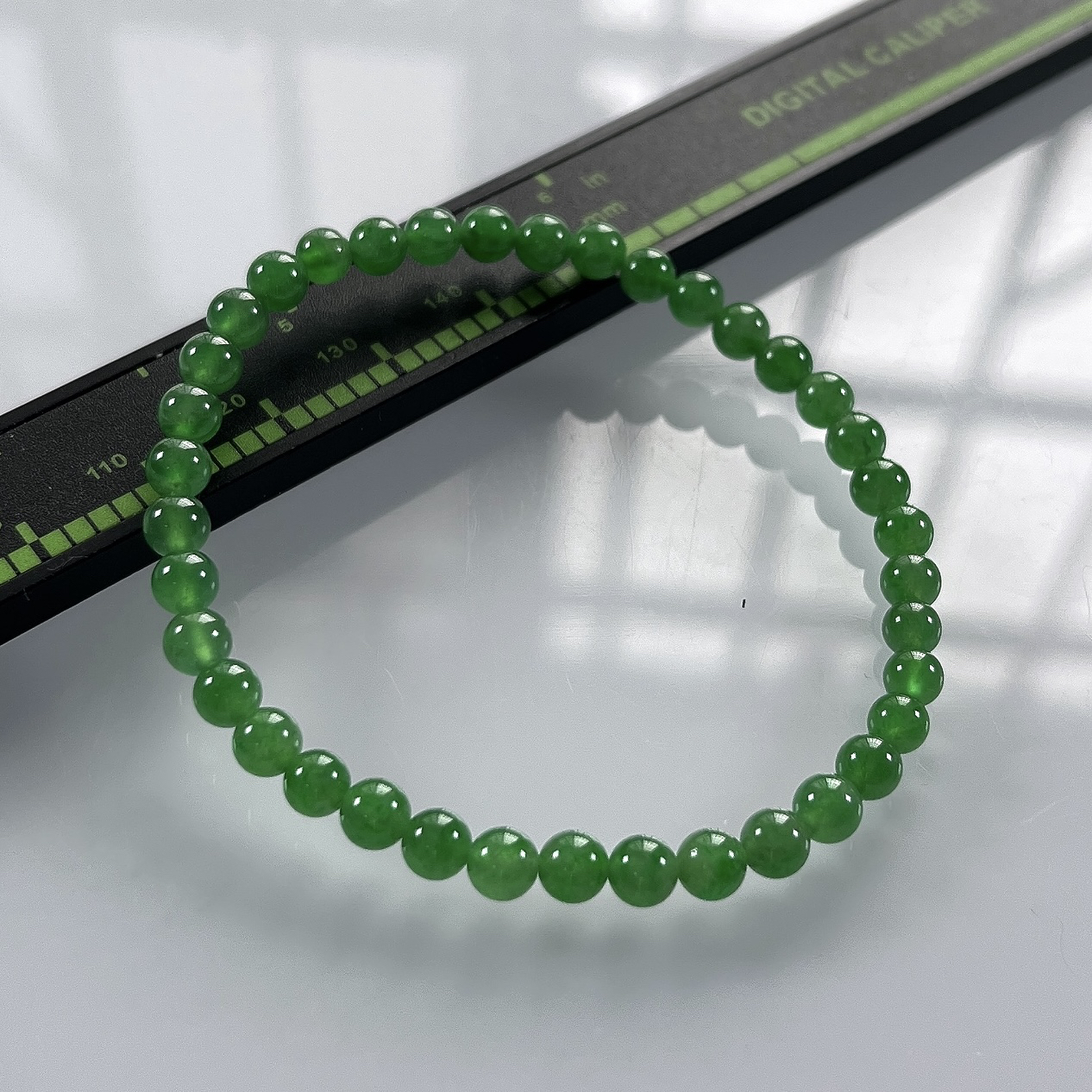 收藏级别，缅甸天然翡翠A货，卡4.6冰种起胶满绿阳绿小米珠小圆珠手串手链，尺寸：4.6mm/38颗，长度170mm，重量：6.06g