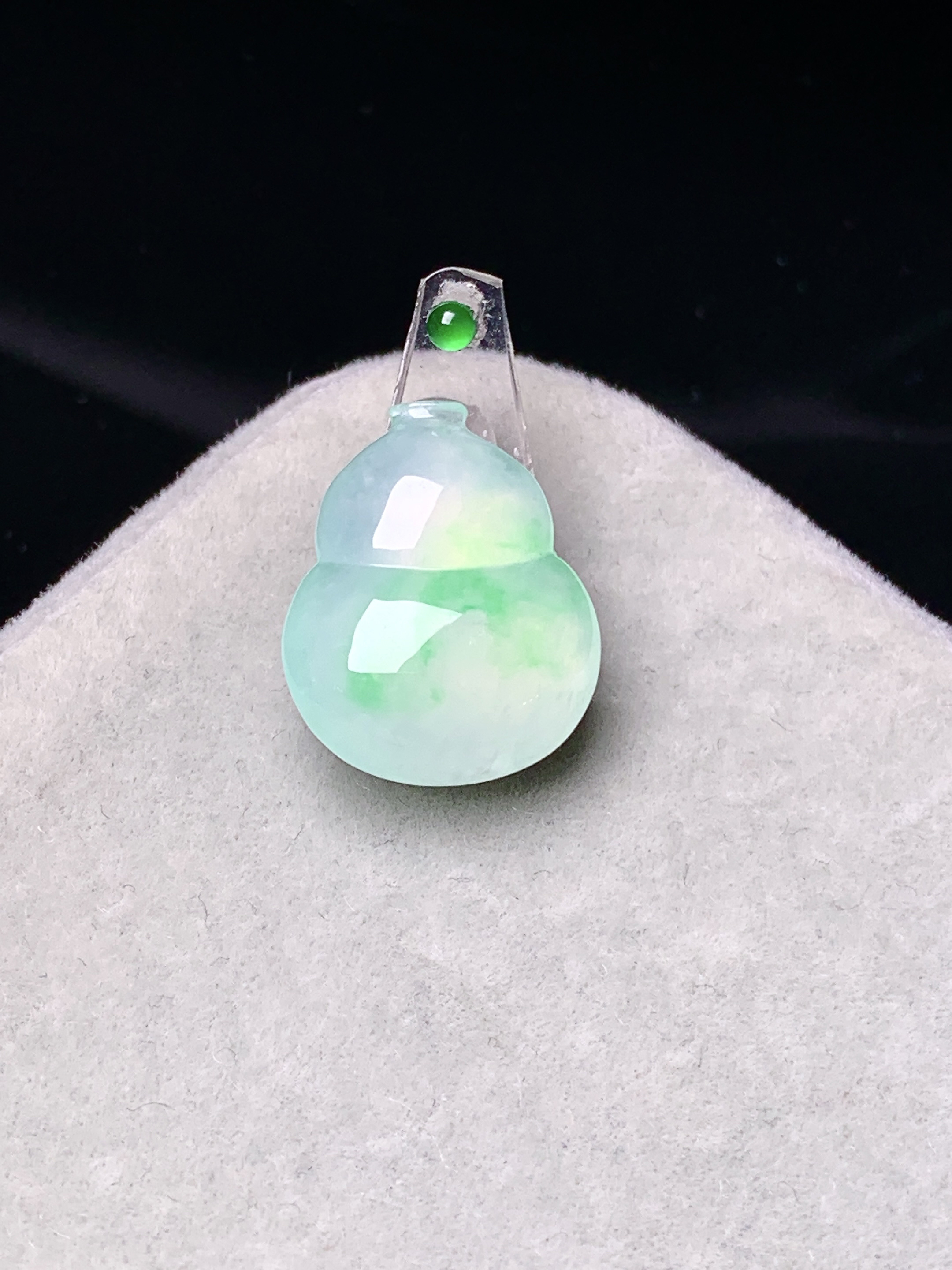 镶嵌款 冰种飘绿葫芦吊坠 玉质细腻 色泽艳丽清新 水润亮眼 整体尺寸16.5*13.3*4.8*2x