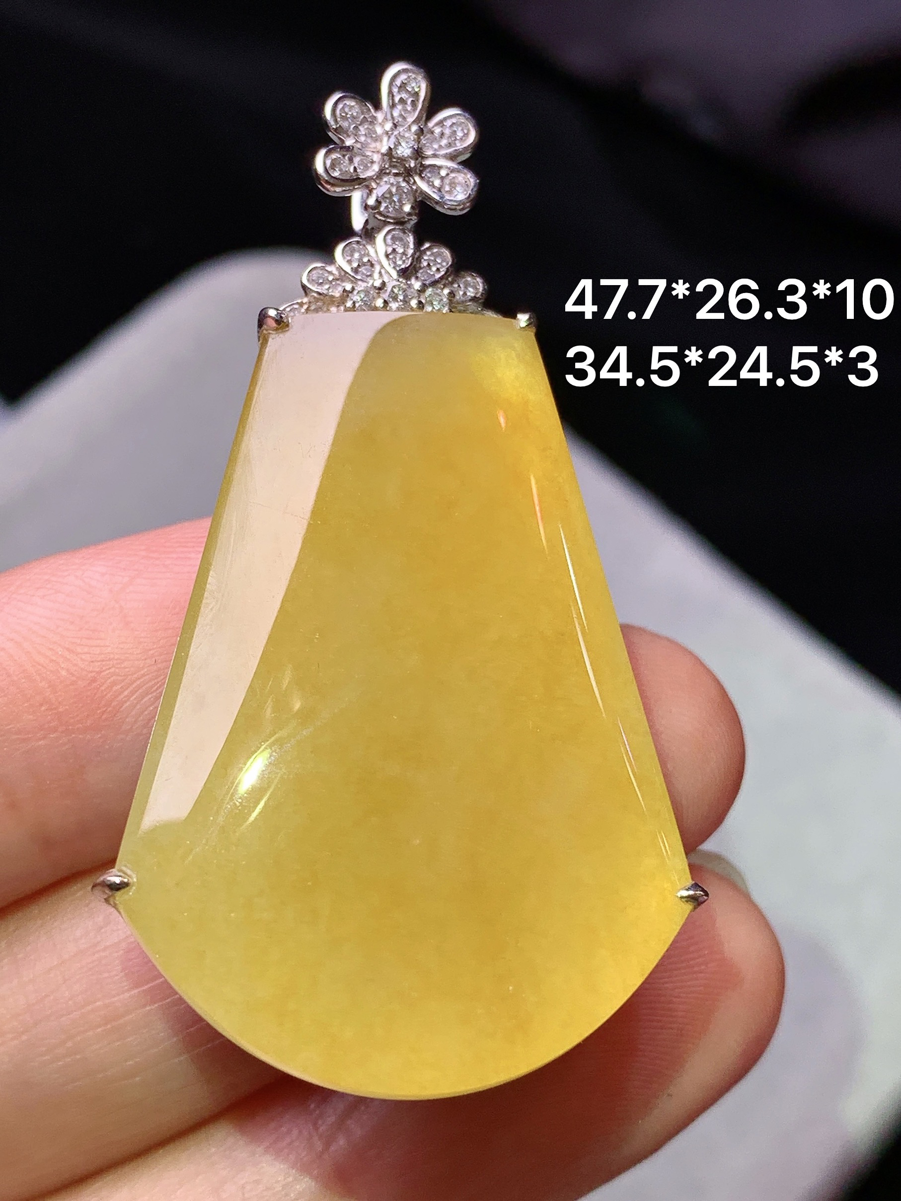 18k金钻镶嵌黄翡无事牌吊坠 玉质细腻 色泽艳丽清新 水润亮眼 整体尺寸47.7*26.3*10b7