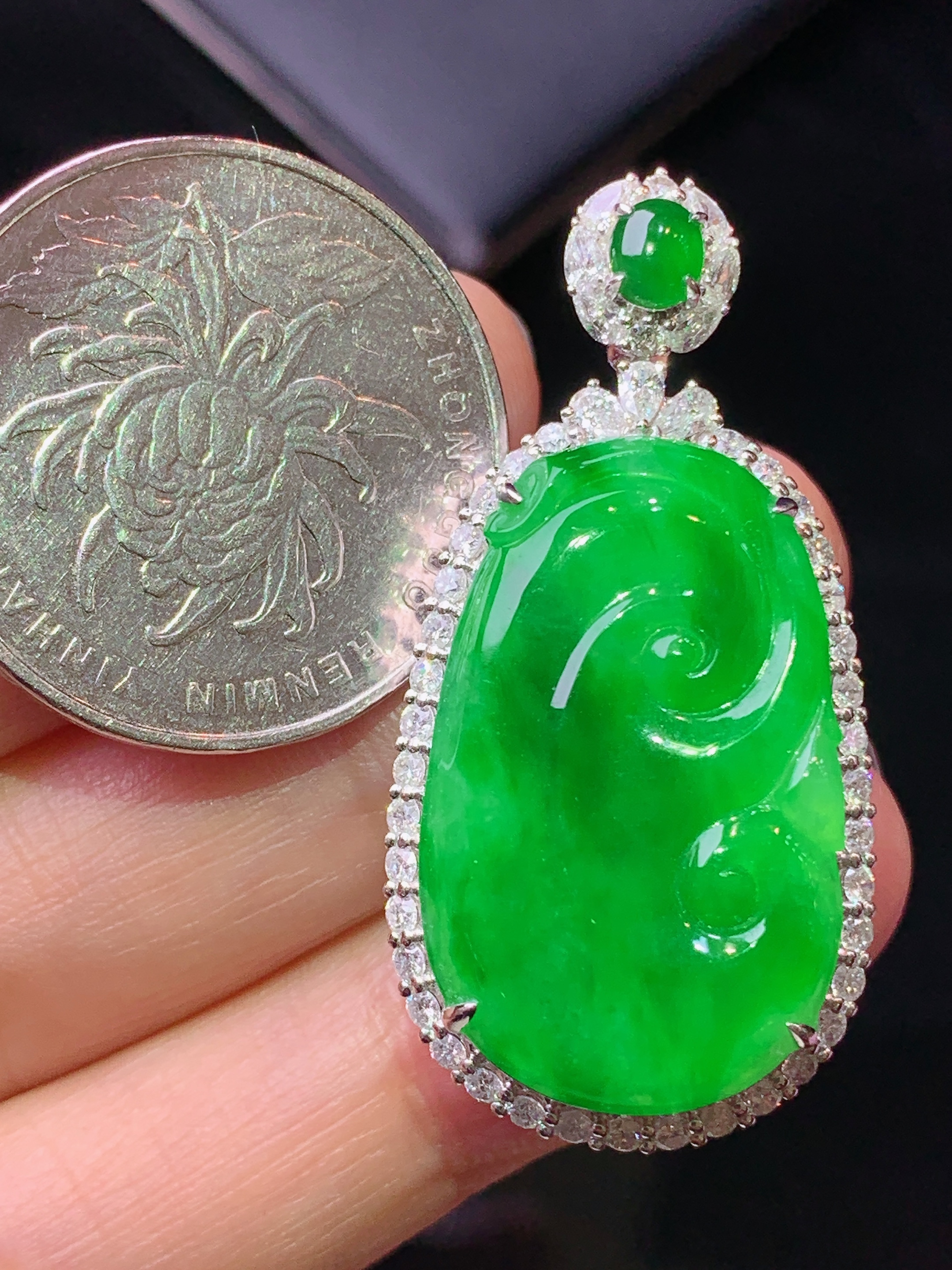 18k金钻镶嵌满绿如意吊坠 玉质细腻 色泽艳丽清新 水润亮眼 整体尺寸39*19.3*9.3z1