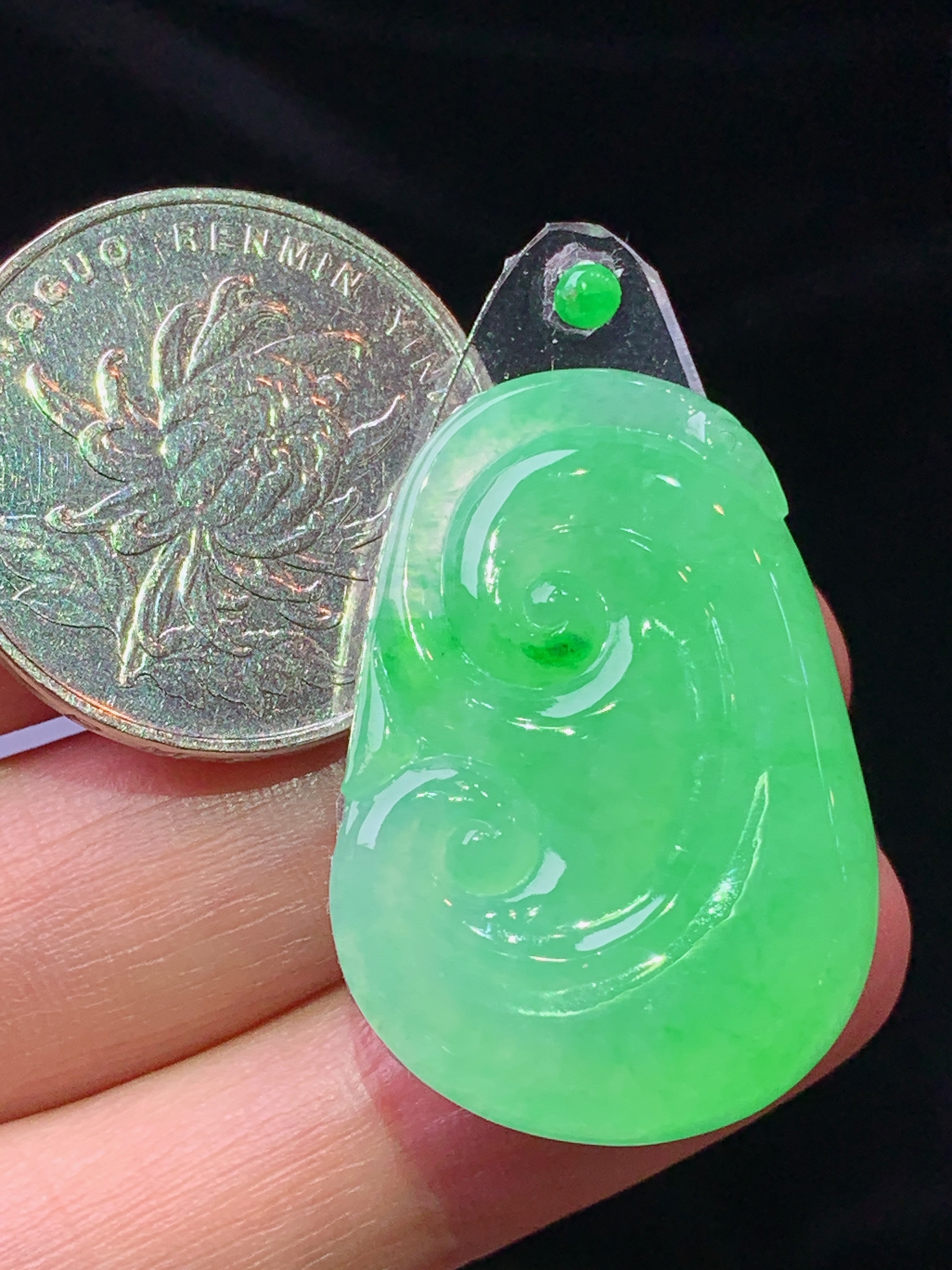 镶嵌款 翠绿如意吊坠 玉质细腻 色泽艳丽清新 水润亮眼 整体尺寸32.3*22.4*4.5*2x