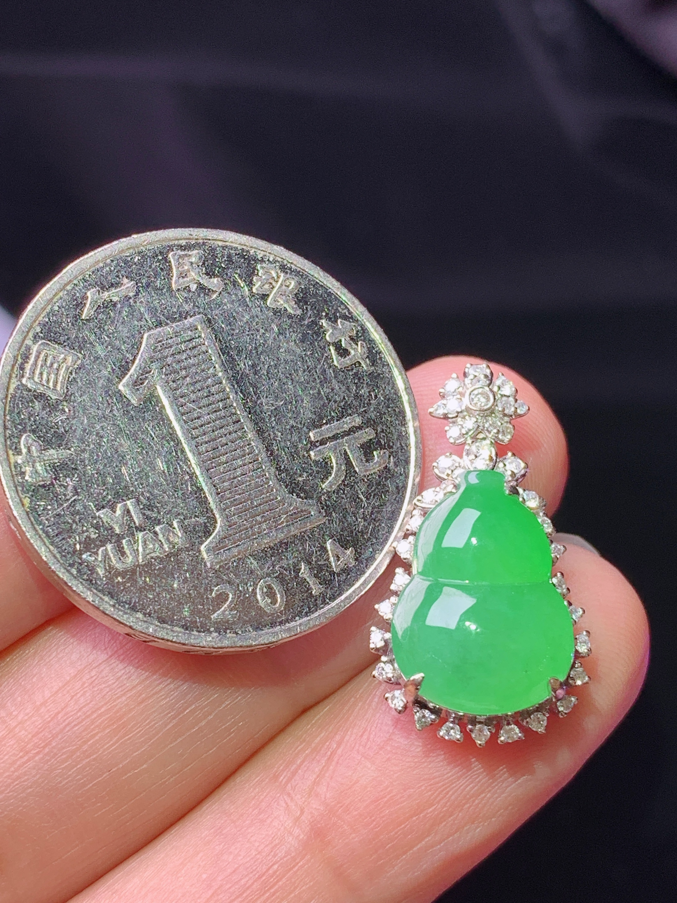 18k金钻镶嵌翠绿葫芦吊坠 玉质细腻 色泽艳丽清新 水润亮眼 整体尺寸22.5*12.2*8j2