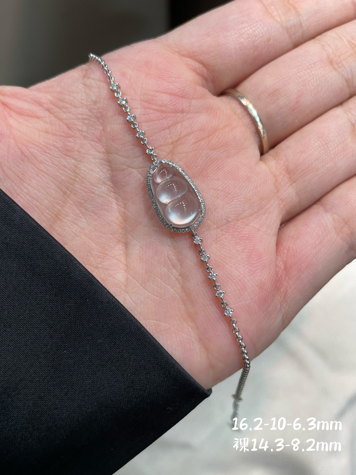 高冰 起光 起刚 福豆手链

18k金配钻镶嵌