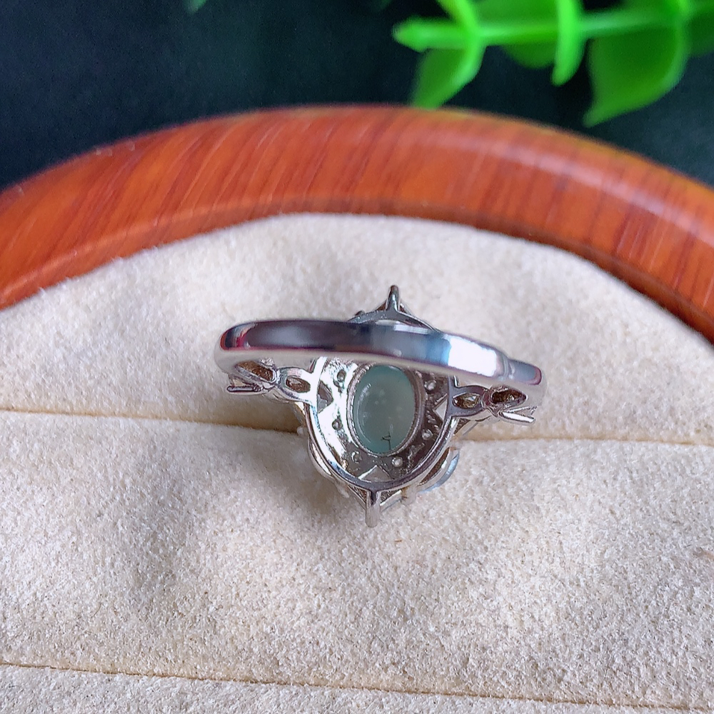 冰晴水精美蛋面翡翠戒指  玉质细腻  冰清玉润  飘花灵动  颜色漂亮  W502.8  内径尺寸：17-16-8.5mm  裸石尺寸：6.8mm