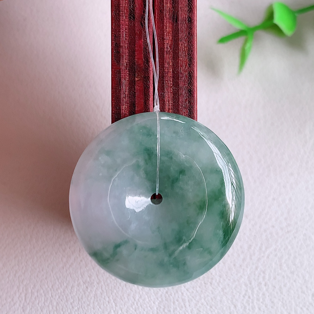 冰润飘花平安扣吊坠，厚装饱满，冰润剔透，细腻水足，种质润泽，飘花灵动，佩戴优雅大气，W49.8   尺寸：28-5.7mm