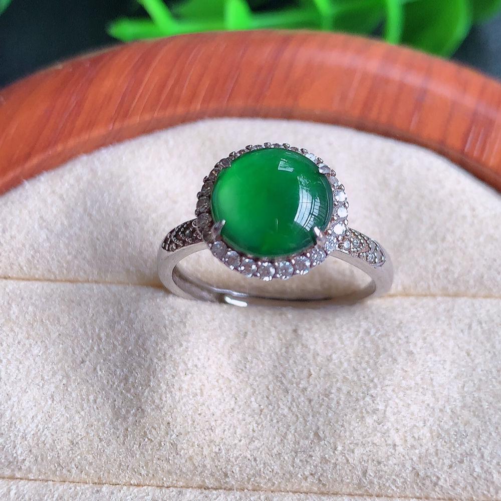 冰满绿翡翠蛋面戒指 925银镶嵌  玉质细腻  冰清玉润  飘花灵动  颜色漂亮  W481.8  内径尺寸：18-11.5-8mm  裸石尺寸：9mm