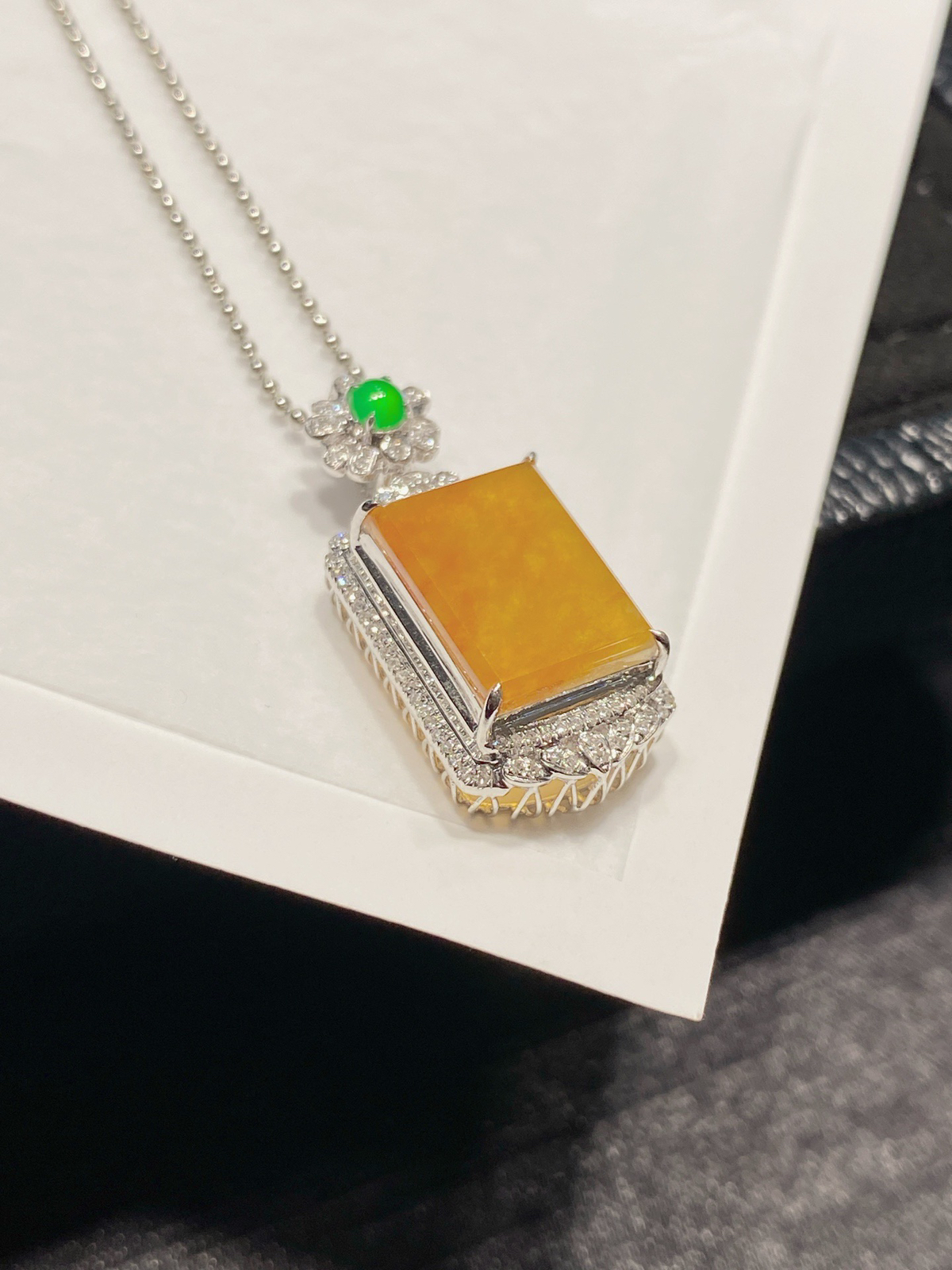 🧡黄翡无事牌
18k金冰润的芬达黄翡，甜得像橘子冻