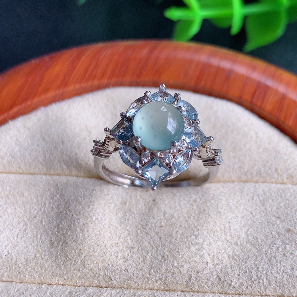 冰晴水精美蛋面翡翠戒指  玉质细腻  冰清玉润  飘花灵动  颜色漂亮  W502.8  内径尺寸：17-16-8.5mm  裸石尺寸：6.8mm