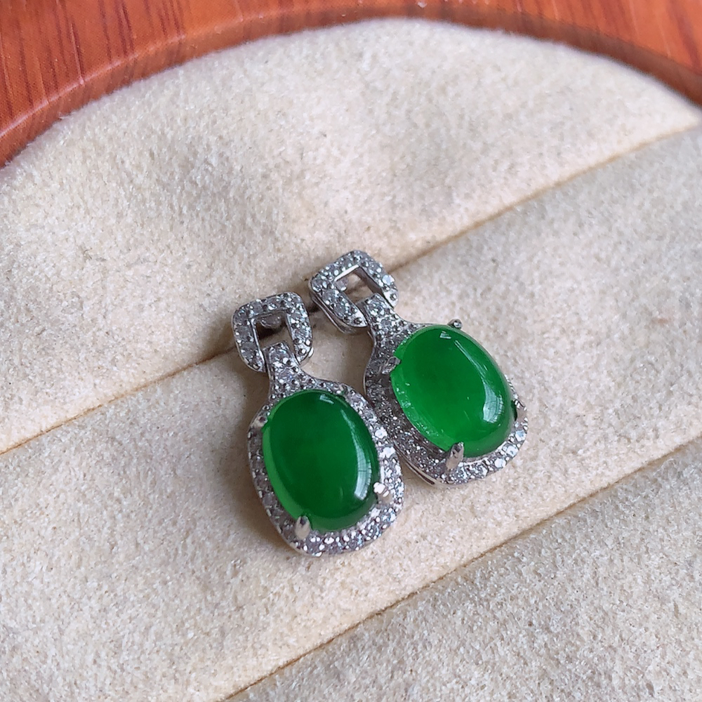 冰满绿翡翠925银镶嵌耳钉，自然光实拍，翠色灵动，颜色漂亮，种老水足，品相佳，佩戴佳品！W502.8  取一整体尺寸：16-8-6.3mm  裸石尺寸：8-5.8mm