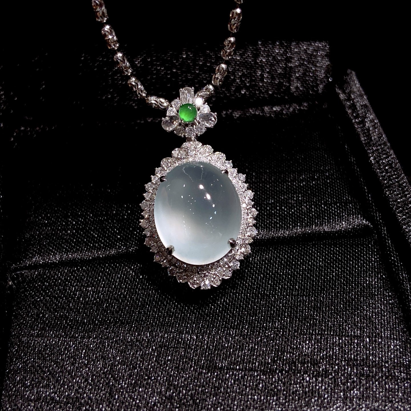 ️｜冰晴蛋面·

整体尺寸29.4-17.1-11.5毫米
裸石尺寸14.6-12.1-6.3毫米