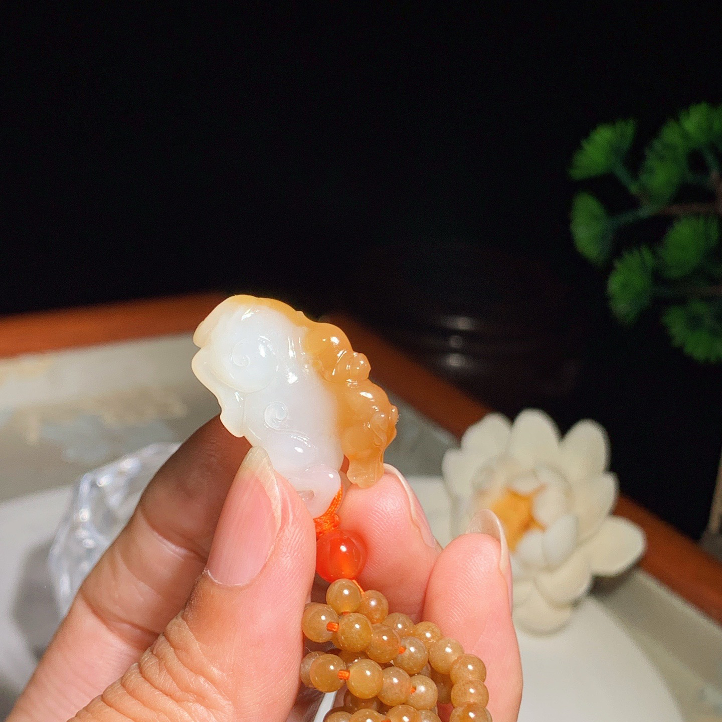 新疆和田玉且末糖马上封侯挂件。尺寸28/13/17重22.5克 玉质细腻油润 底色纯净 脂粉好，品质好。lt260407