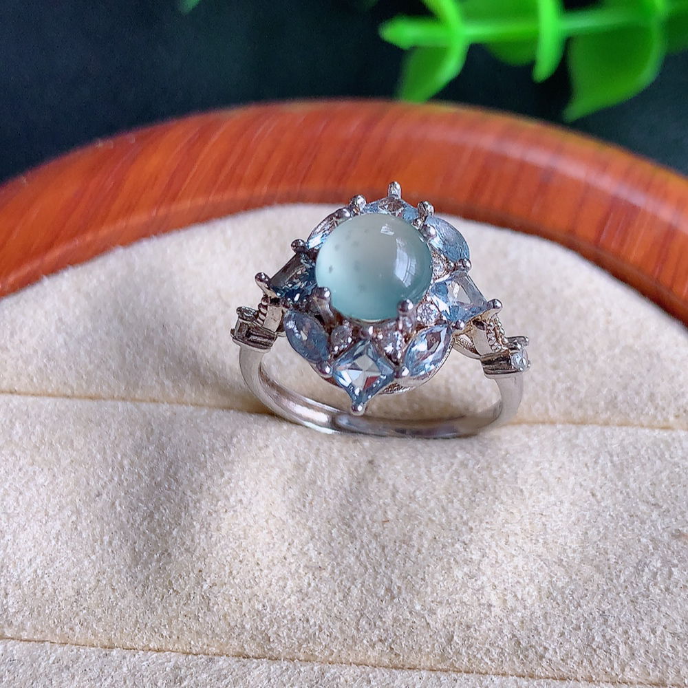 冰晴水精美蛋面翡翠戒指  玉质细腻  冰清玉润  飘花灵动  颜色漂亮  W502.8  内径尺寸：17-16-8.5mm  裸石尺寸：6.8mm