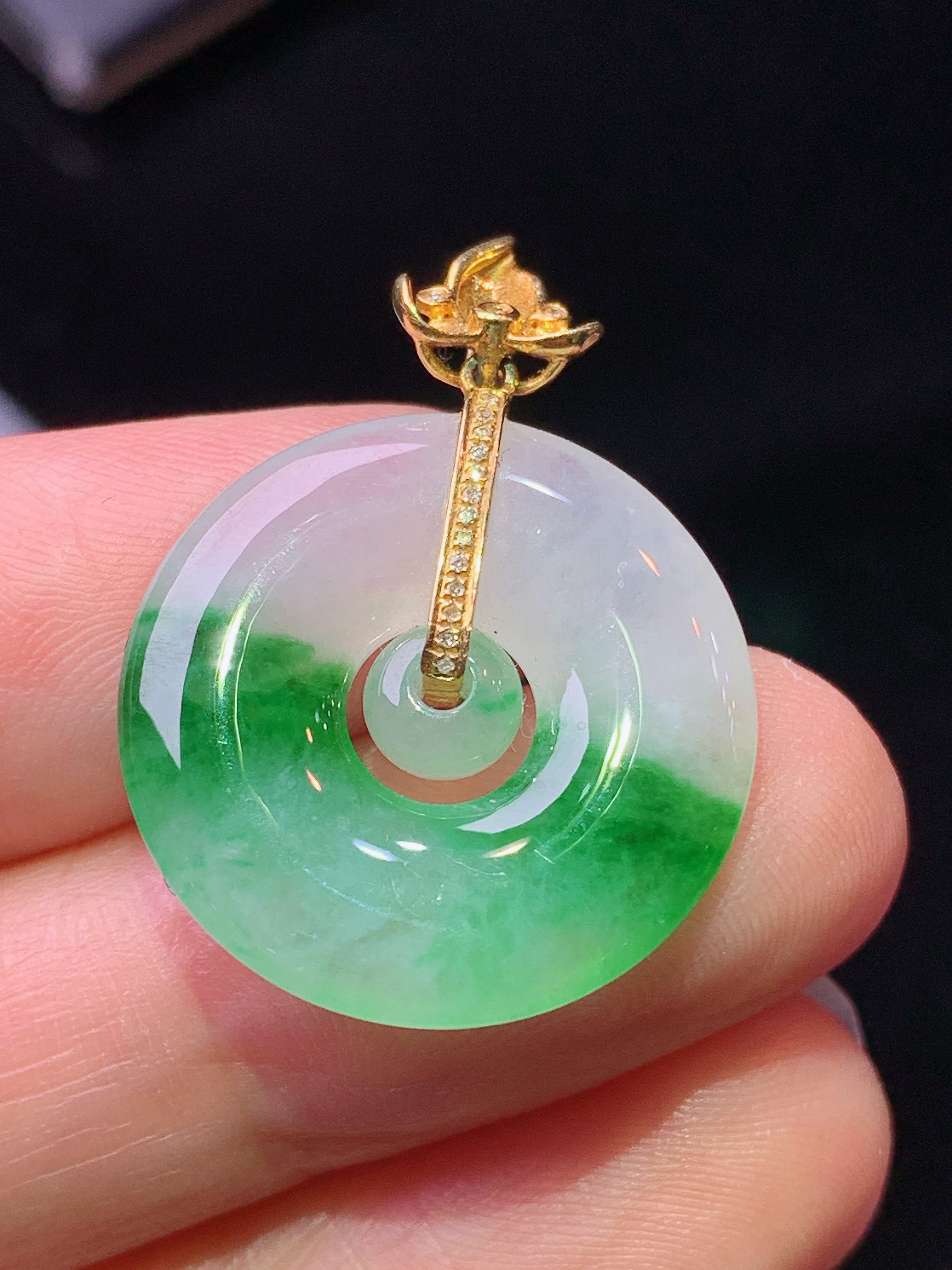 18k金钻镶嵌飘绿子母扣吊坠 玉质细腻 色泽艳丽清新 水润亮眼 整体尺寸27.3*20.8*3.5m1