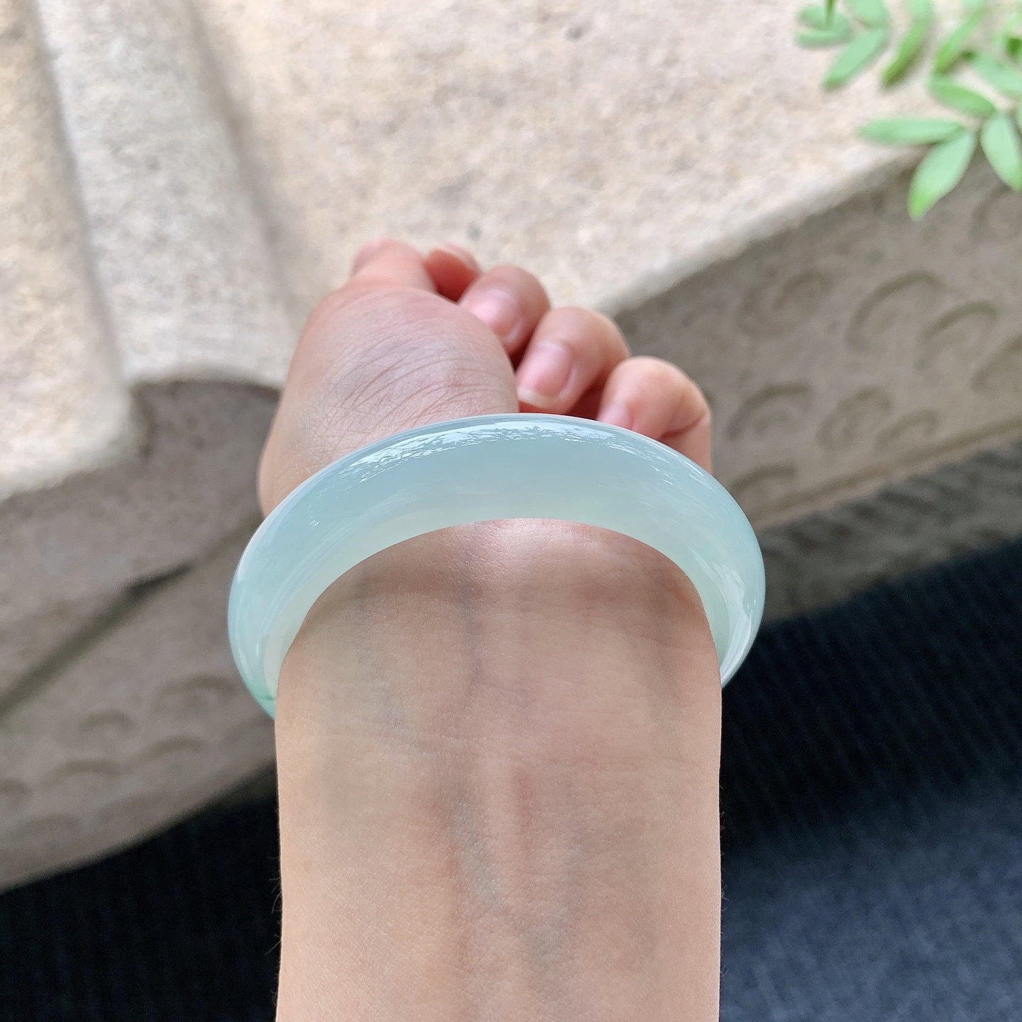 正圈49 50 【圈口】50.1/11.6/8.4 【编码】DZ041022 【描述】冰糯晴绿，水润，种老，细腻，打灯有絮线