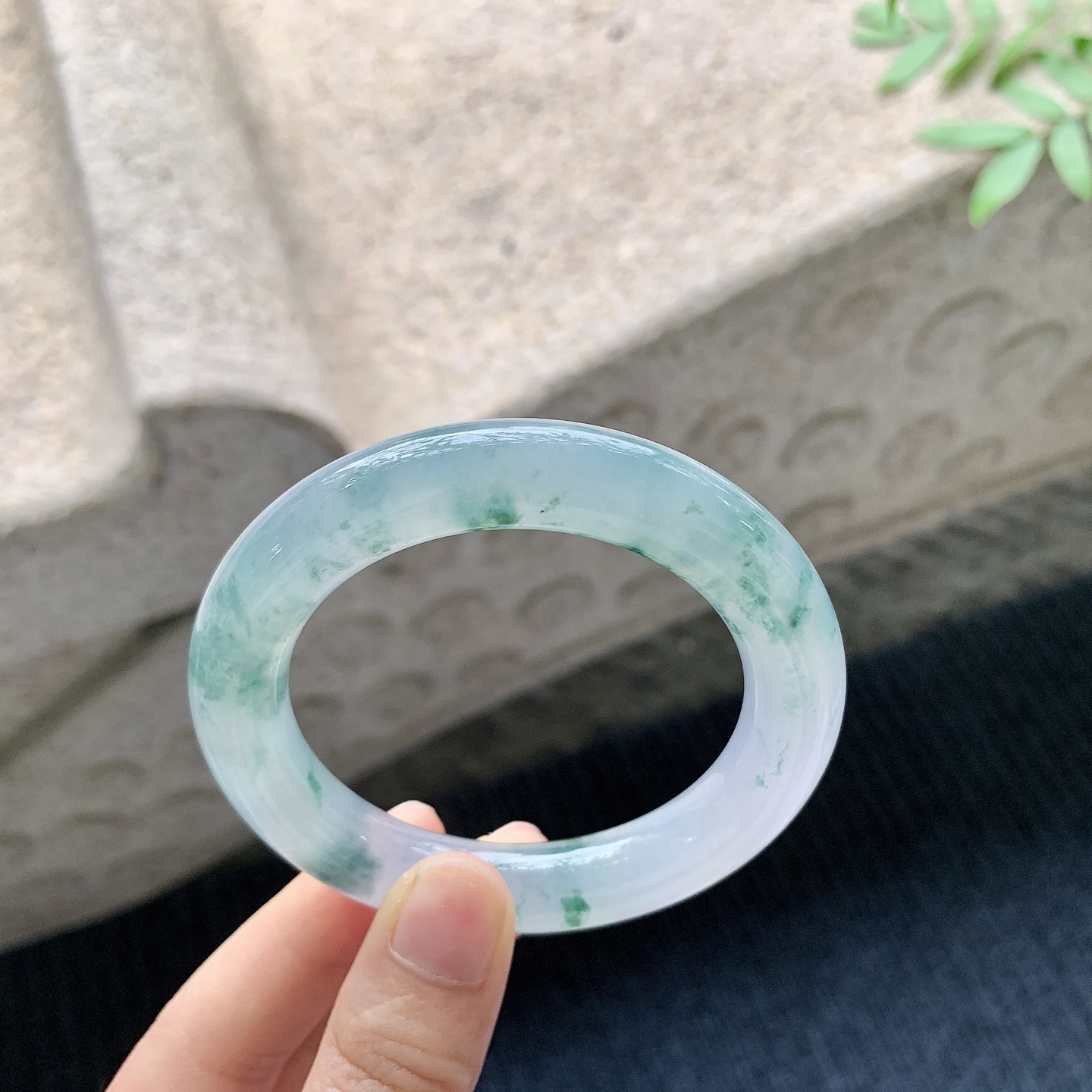 圆条51 52【圈口】52.2/11/11【编码】B2041016【描述】冰糯飘花，水润，种老，细腻，无纹裂