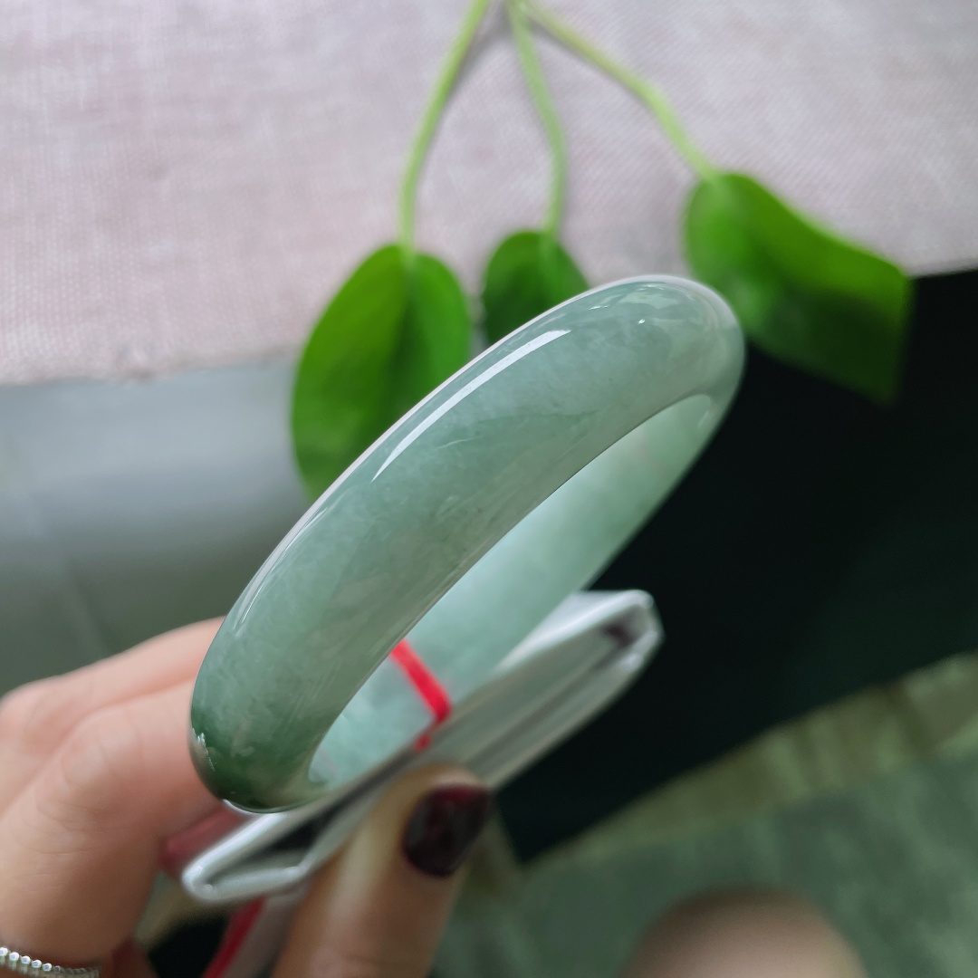 56.8/12.7/8.3，油青正圈，颜色由浅入深，过渡自然光，佩戴典雅