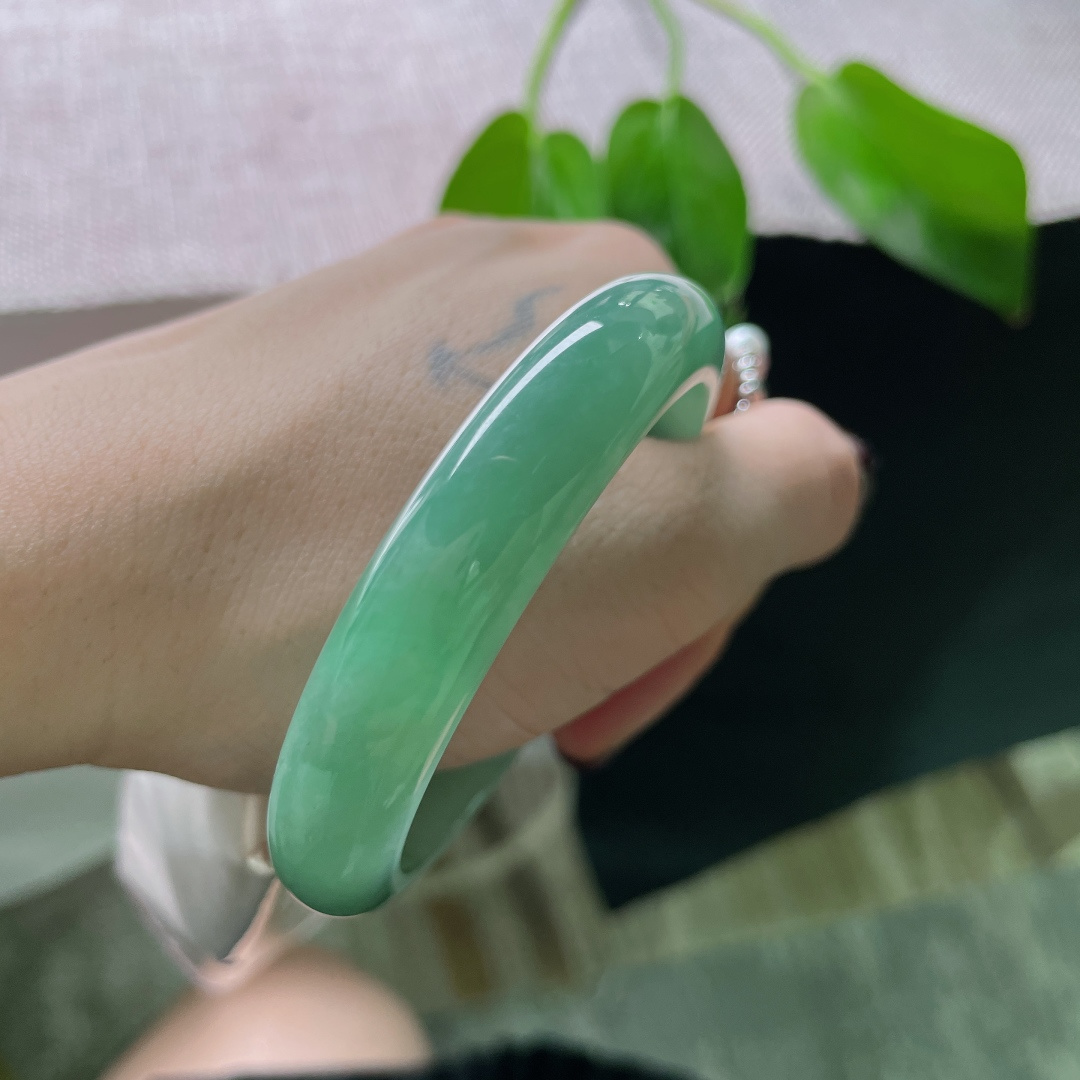 54.5/11.6/7.7，绿底正圈，水头好，底子细腻，清新、有质感、纯粹、匠心独具，一点皮纹，ss50146a