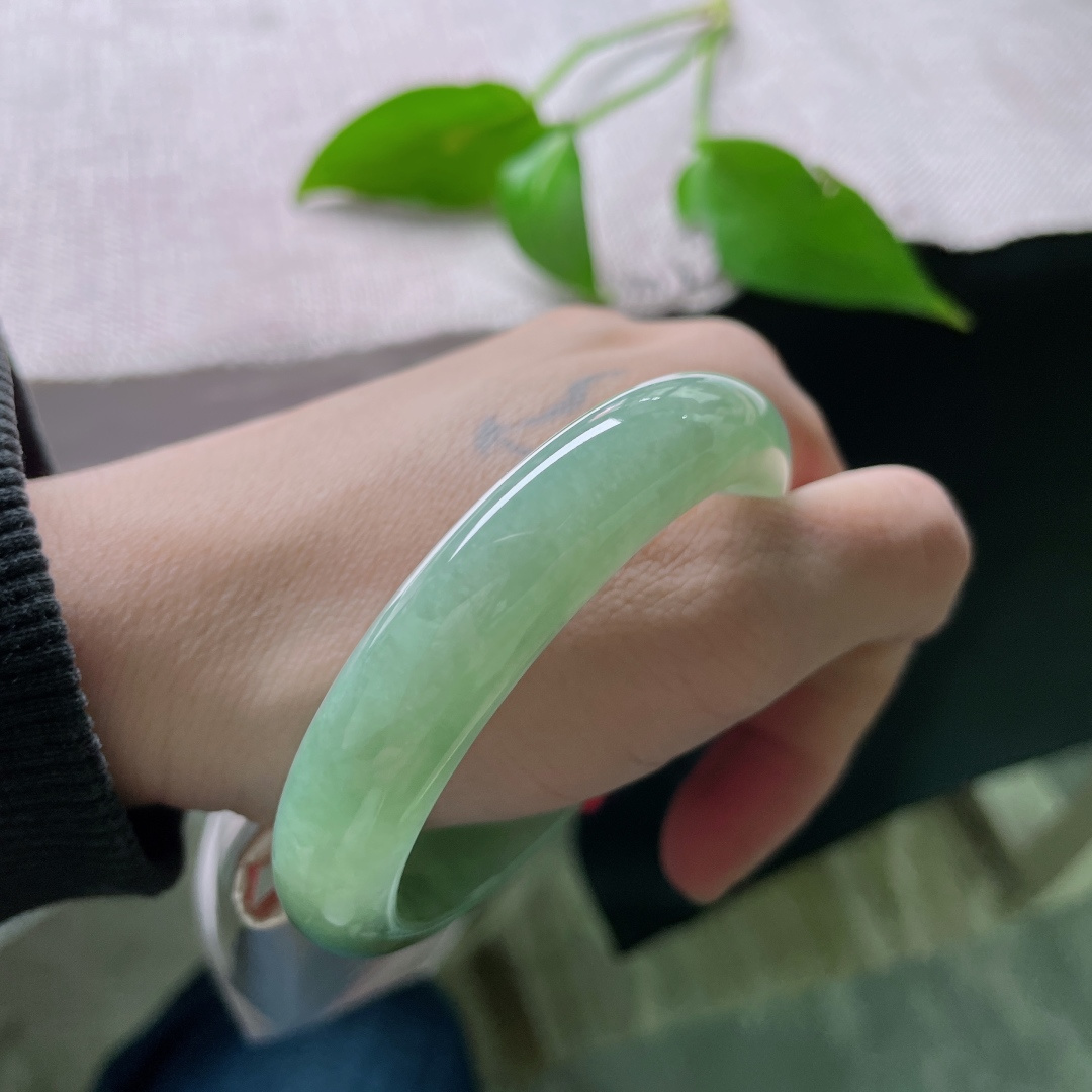 54.5/12.1/7.9，湖水绿正圈，水头好，种老，浅绿凝脂，越戴越润。。ss46669a