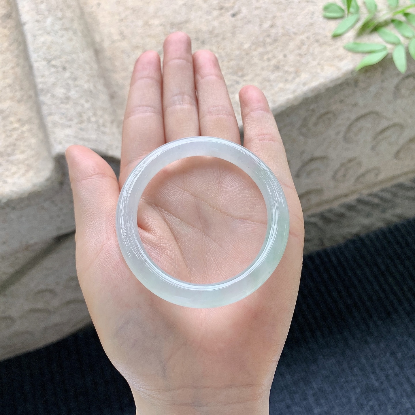 贵妃52 53 【圈口】53.4/46.4/7/7.5 【编码】GL041030 【描述】冰糯飘绿，水润，种老，细腻，无纹裂