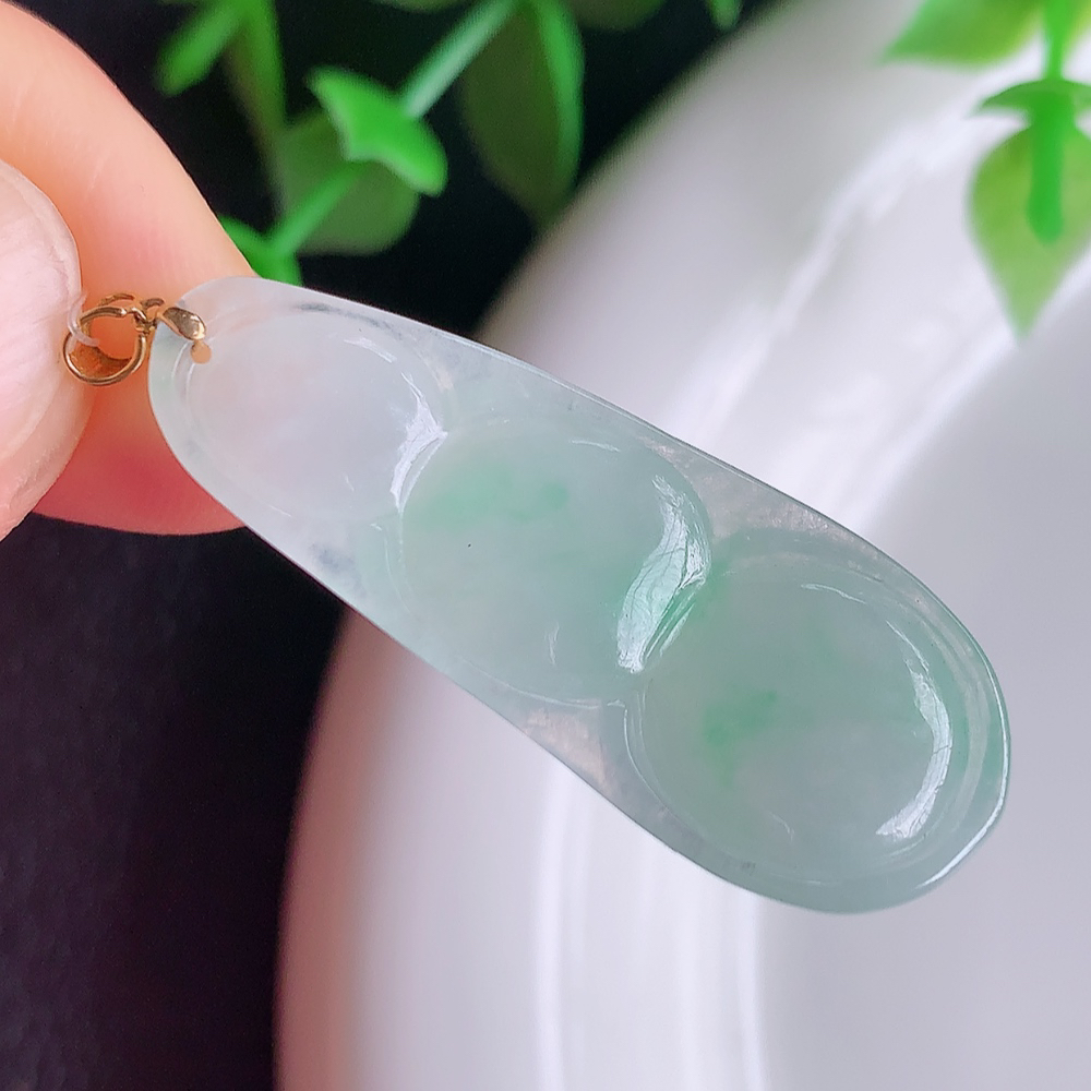 18k金扣冰润飘花福豆翡翠挂件，老种飘花  冰清玉洁  胶感十足  寓意“四季平安，福气满满”颜色鲜艳，清新自然，饱满通透   W49.8  尺寸：34.5-13.2-5.5mm
