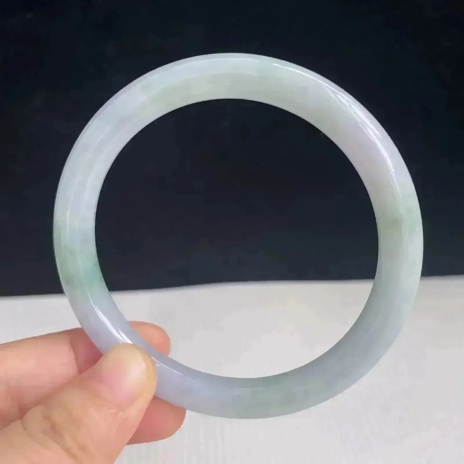 59mm自然光拍摄天然翡翠飘绿好种水圆条手镯 37.26克