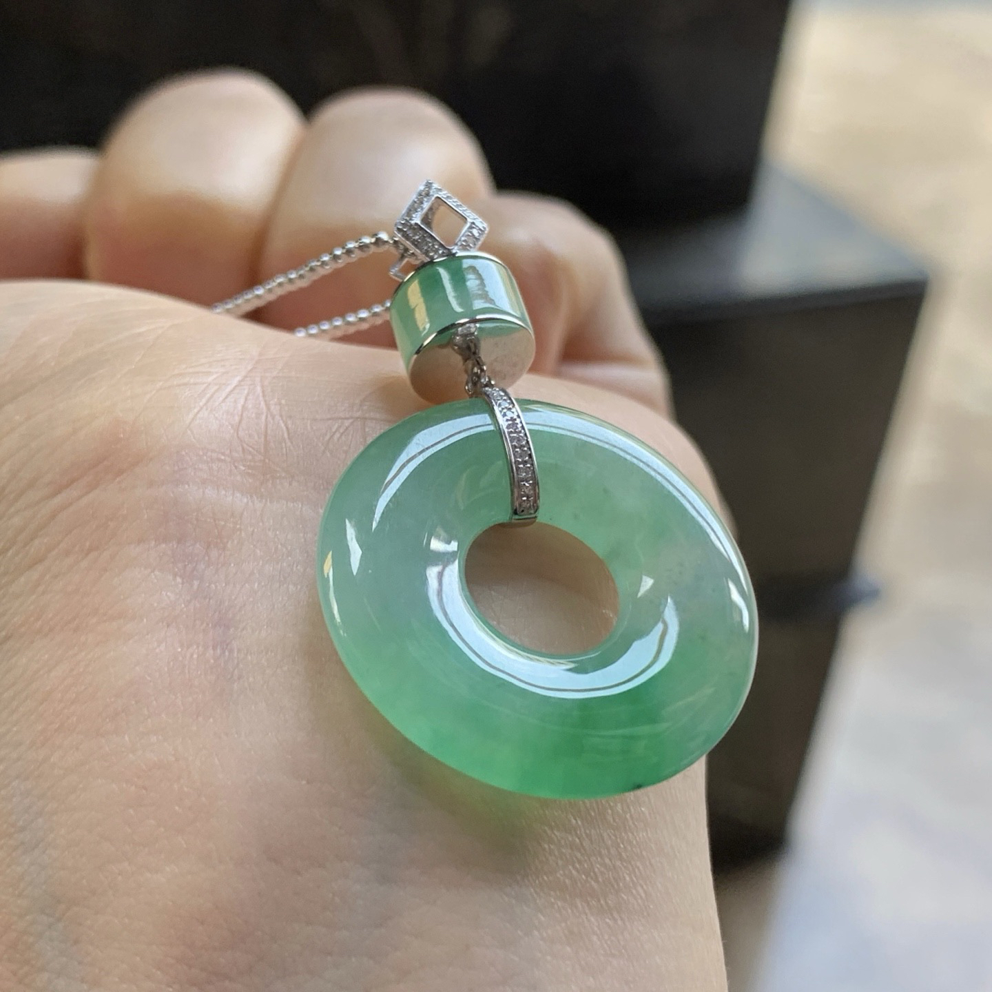 阳绿色吊坠^_^颜色好看