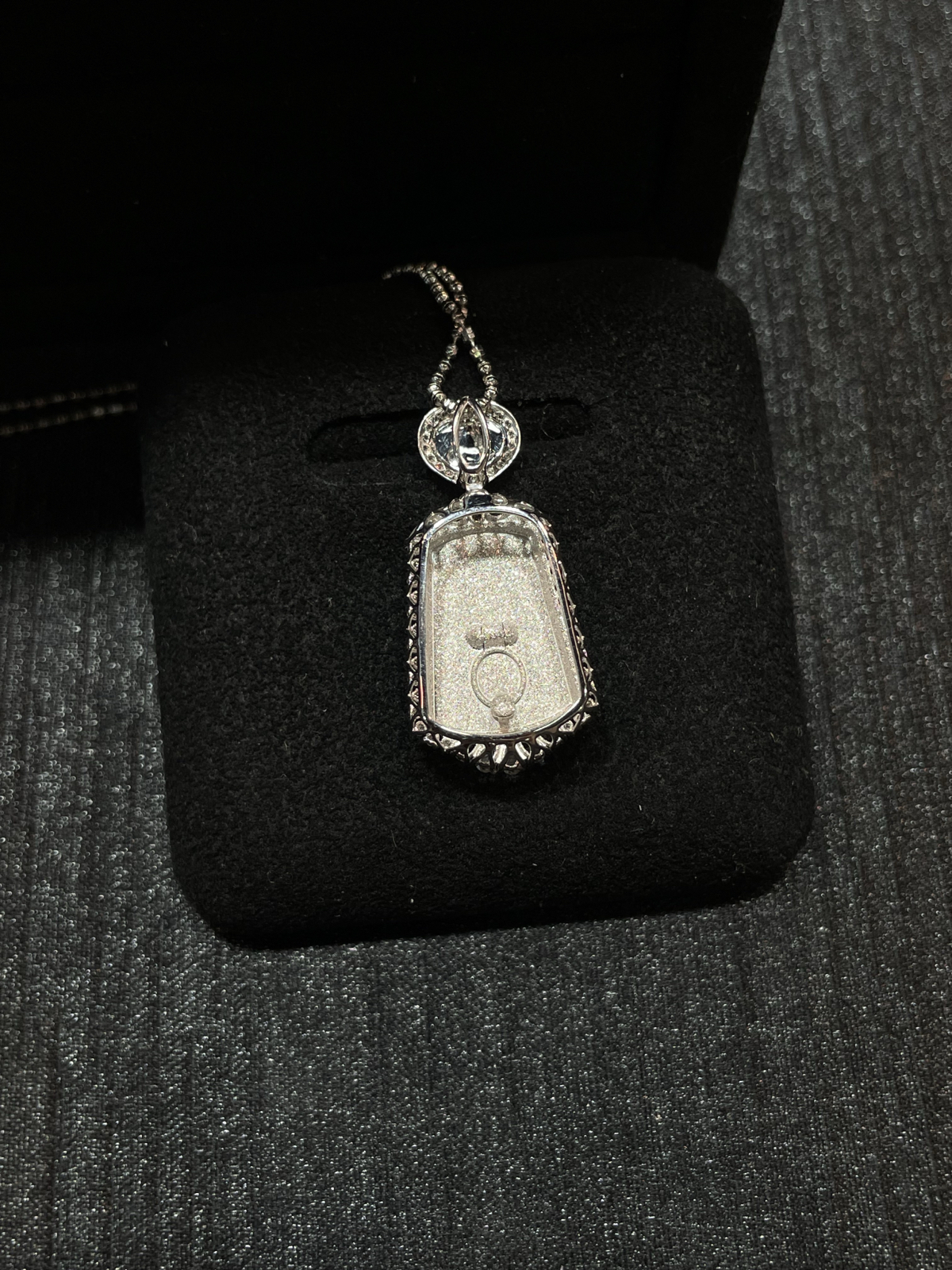 满色 阳绿 飘色花 无事牌吊坠

18k金镶嵌