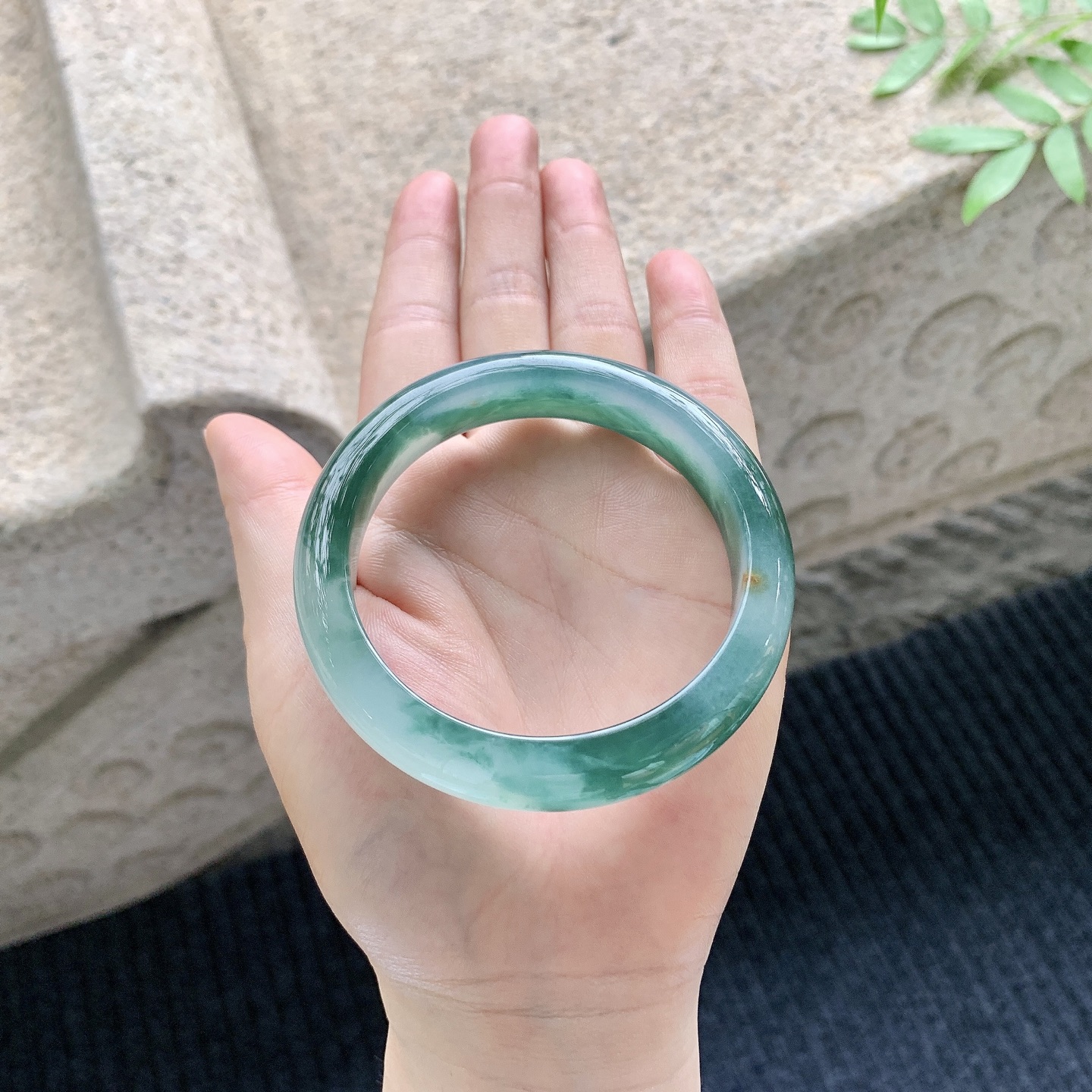 正圈56 57 【圈口】57/12.3/8.5 【编码】B2041027 【描述】冰糯绿花，水润，种老，细腻，无纹裂