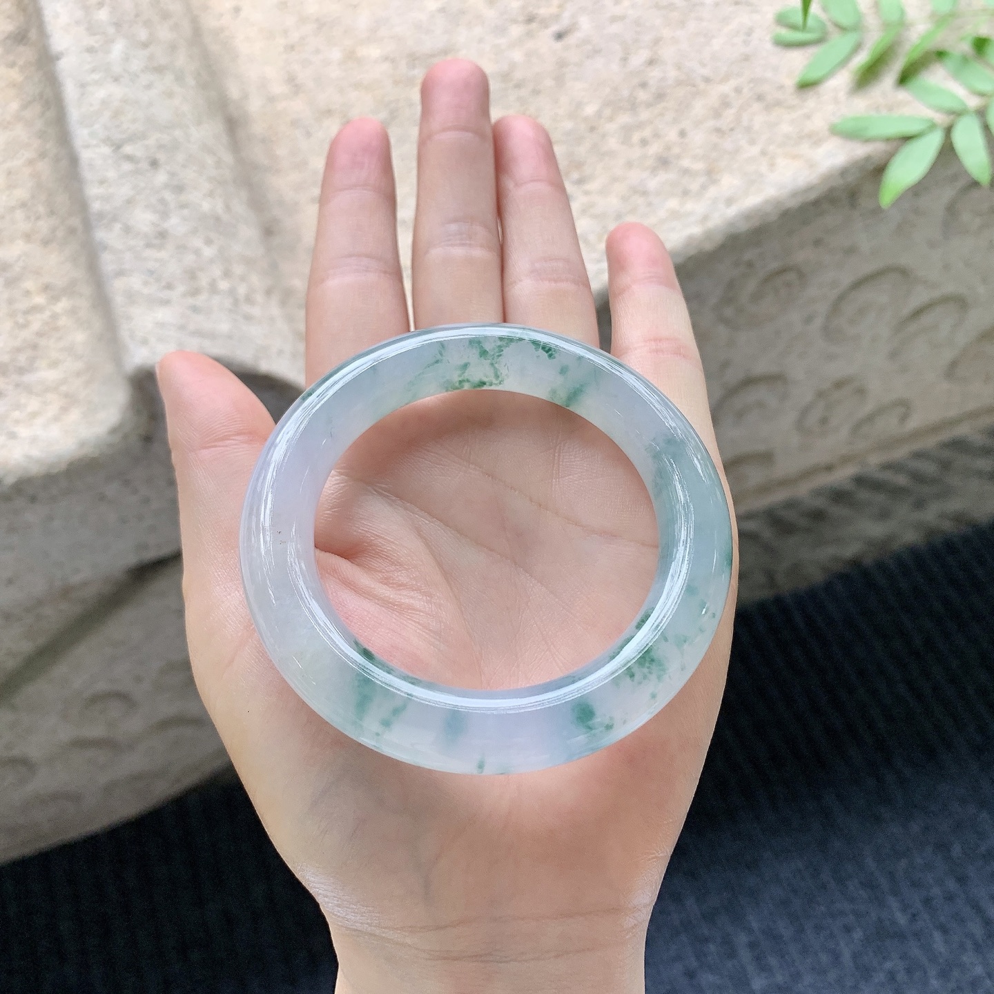 圆条51 52【圈口】52.2/11/11【编码】B2041016【描述】冰糯飘花，水润，种老，细腻，无纹裂