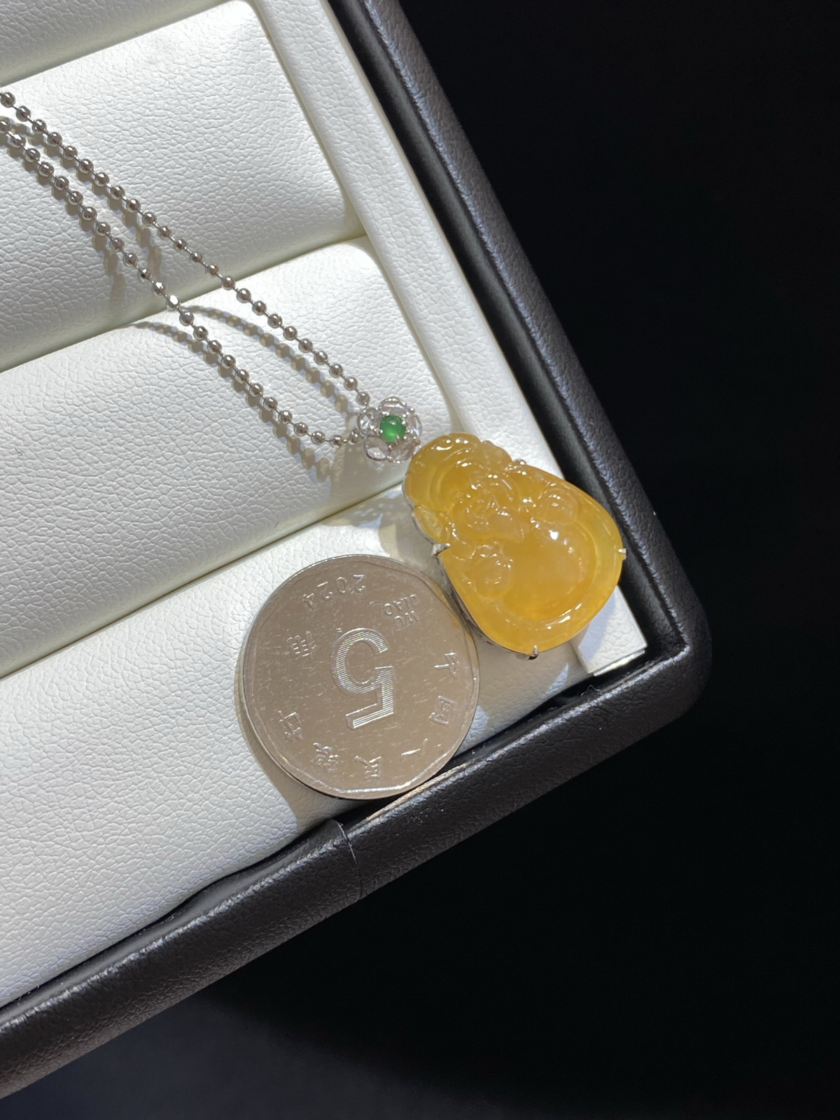 冰黄翡 简镶 财神爷 18k

整体尺寸 26.8-15.1-6.3