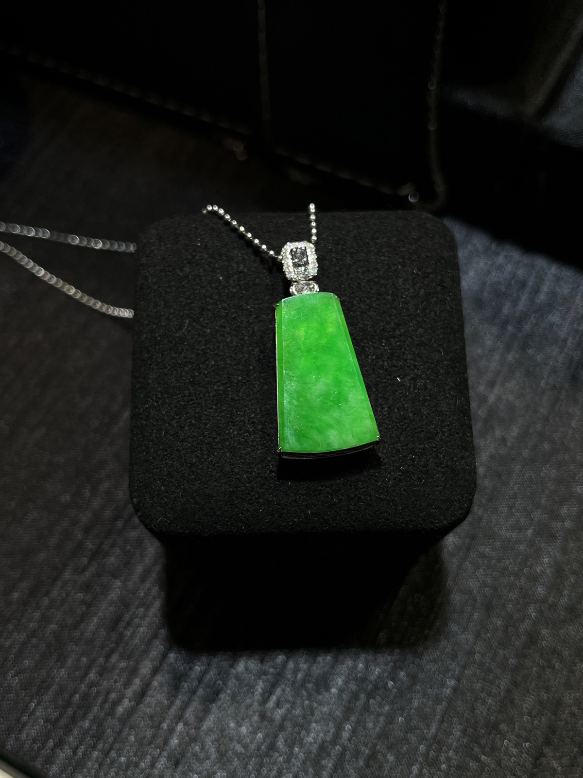 裸镶正阳绿无事牌……
简约时尚
-

颜色鲜明，料子厚装
18k金镶嵌
尺寸看图一