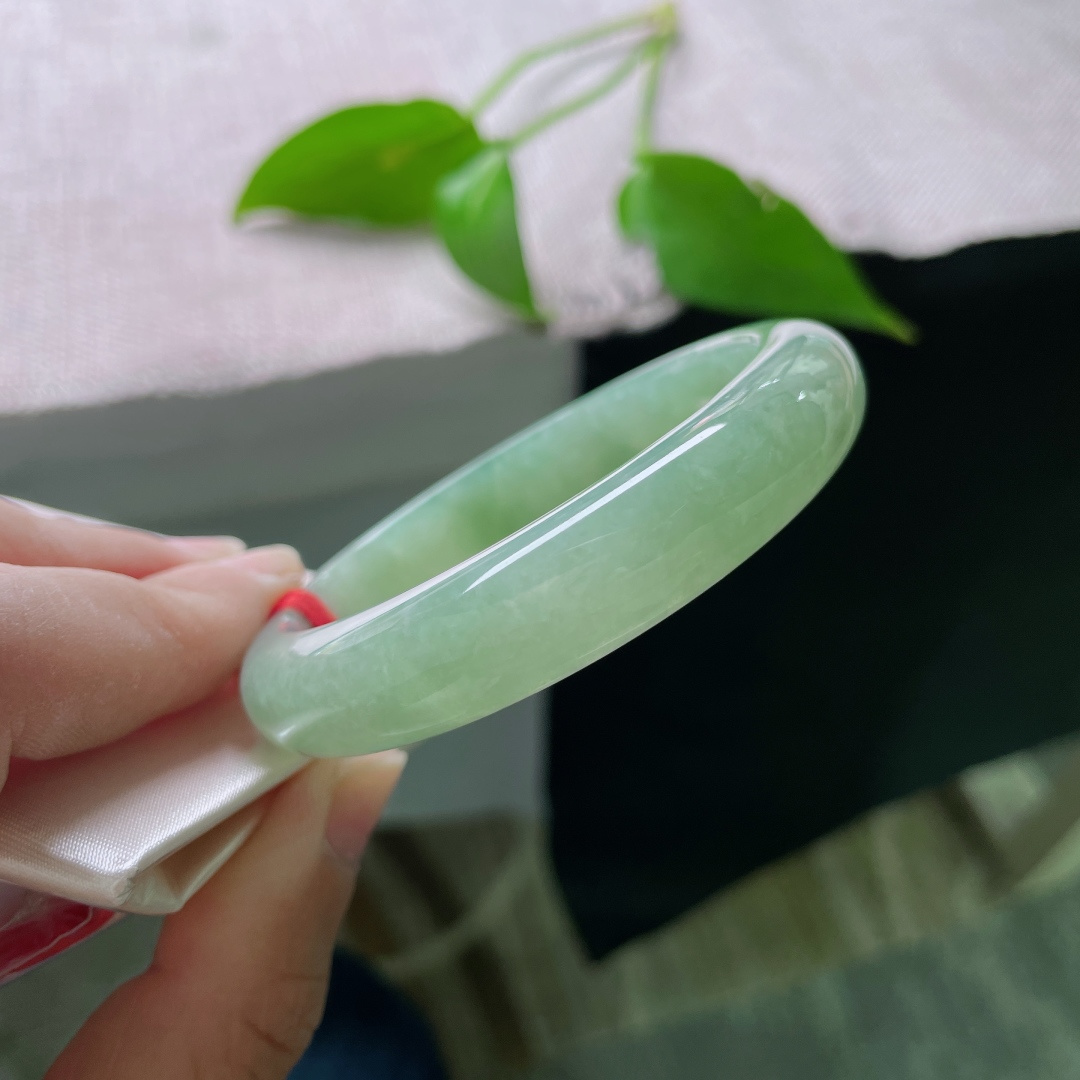 54.5/12.1/7.9，湖水绿正圈，水头好，种老，浅绿凝脂，越戴越润。。ss46669a