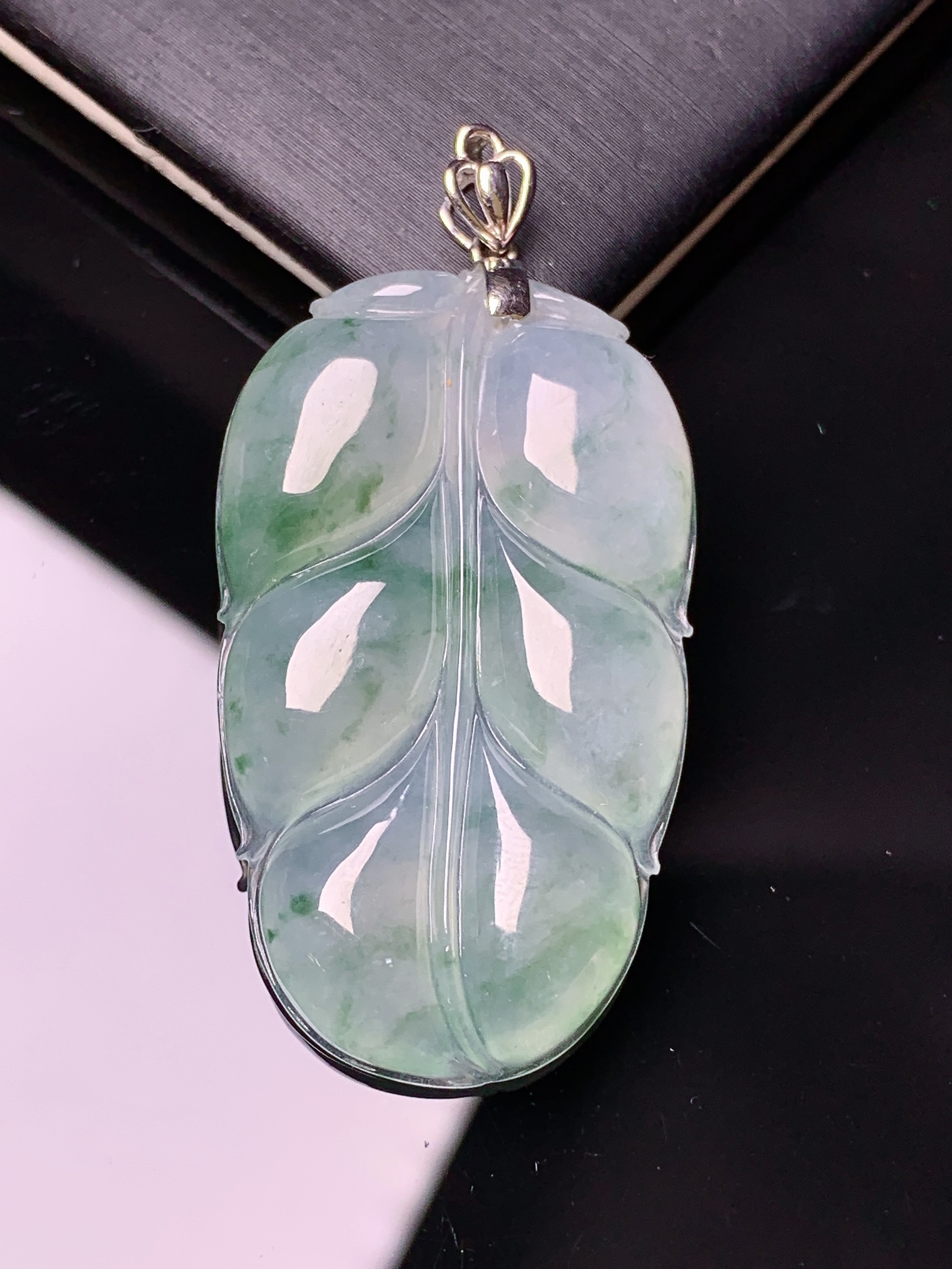 18k金镶嵌冰种飘绿树叶吊坠 玉质细腻 色泽艳丽清新 水润亮眼 整体尺寸47.8*23.5*5.2y4