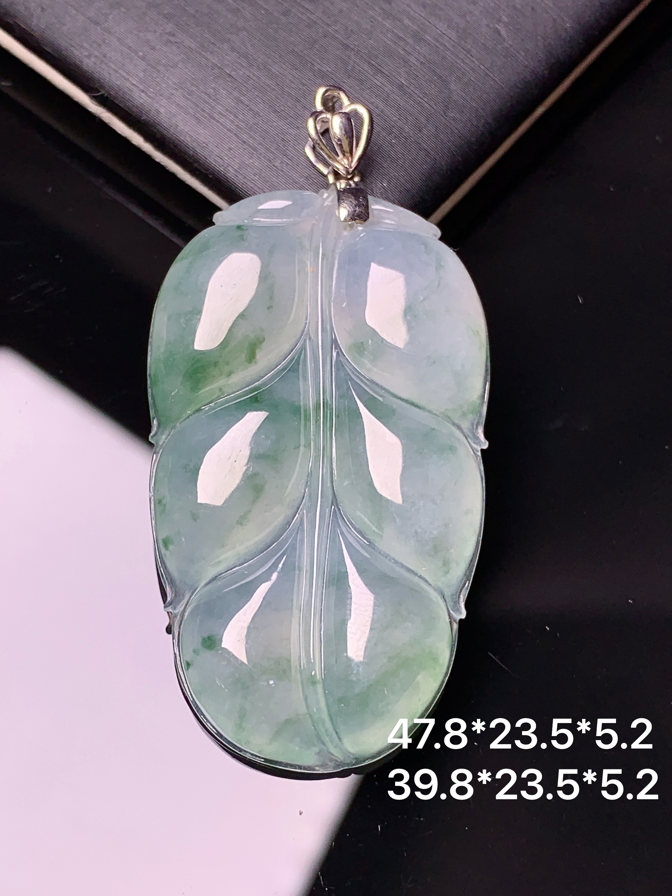 18k金镶嵌冰种飘绿树叶吊坠 玉质细腻 色泽艳丽清新 水润亮眼 整体尺寸47.8*23.5*5.2y4
