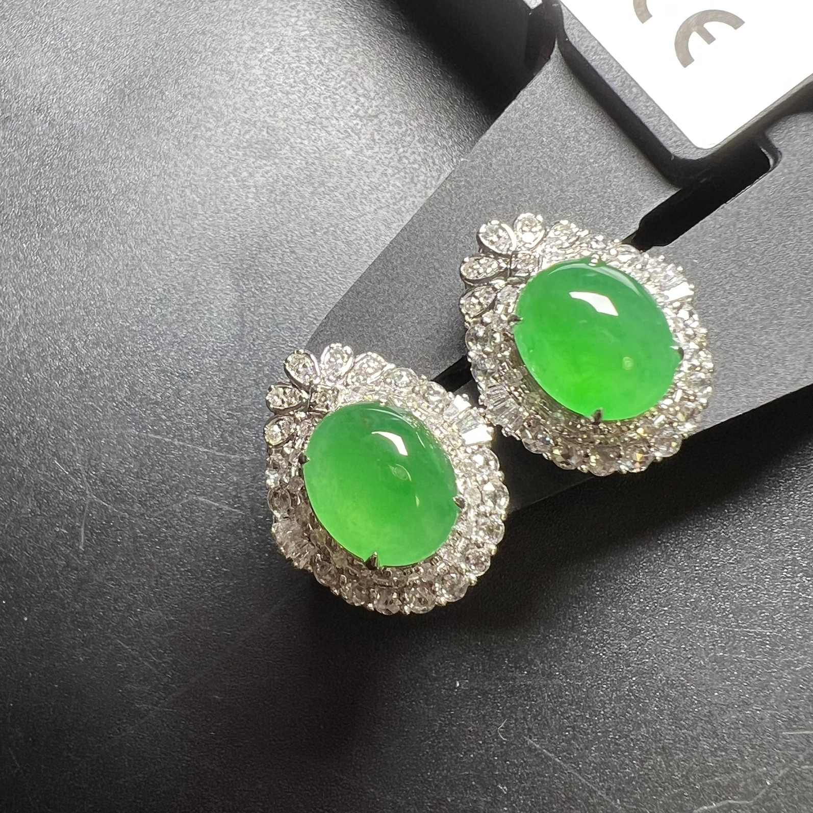 满绿蛋面耳钉整体尺寸17.7*15*10.5 裸石尺寸10*8.3*4.5