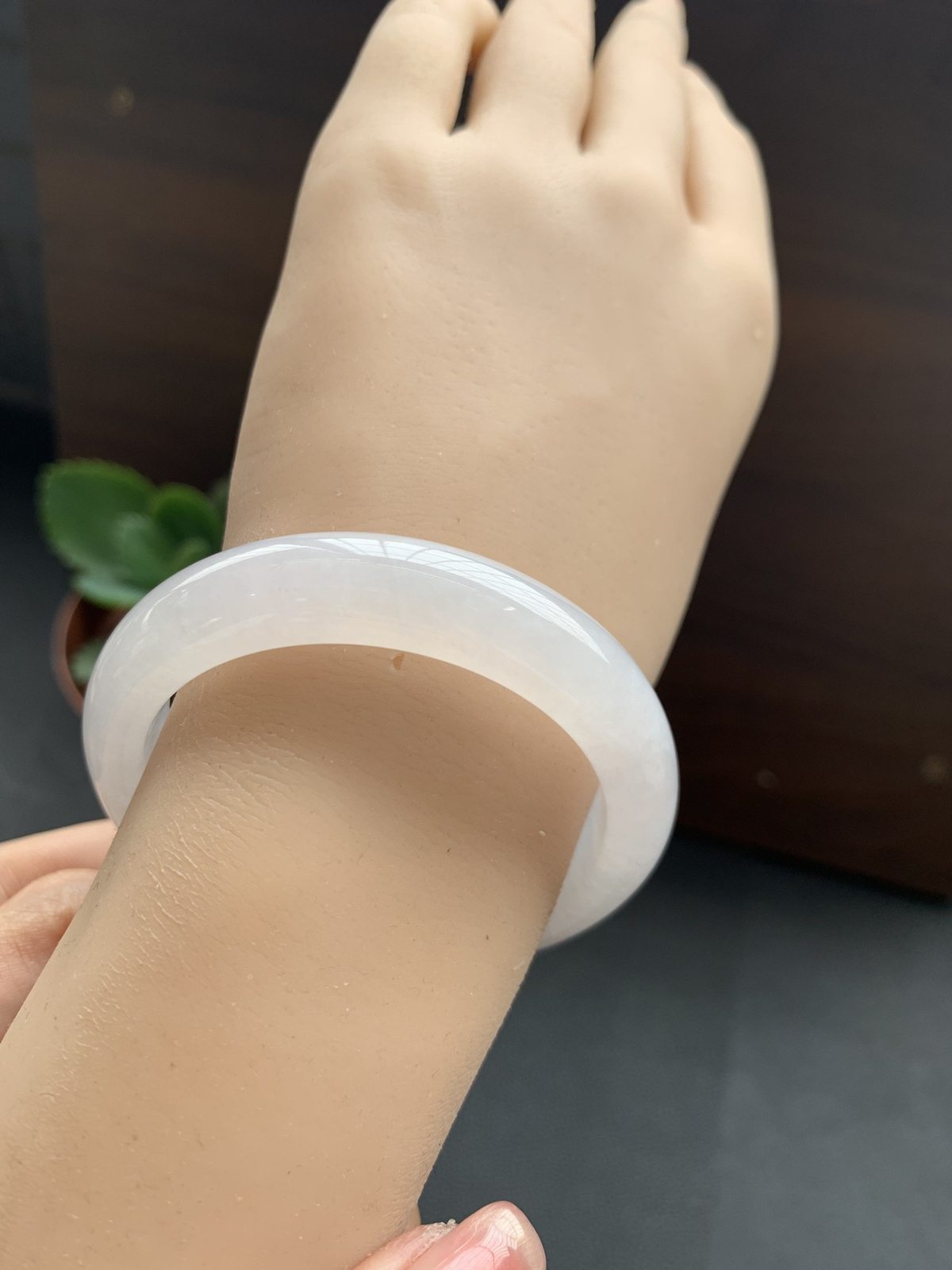 冰种细腻白月光手镯，圈口51-12.1-8.1，胶感十足，透手感极强，种水货，经典白月光干净清爽冰透