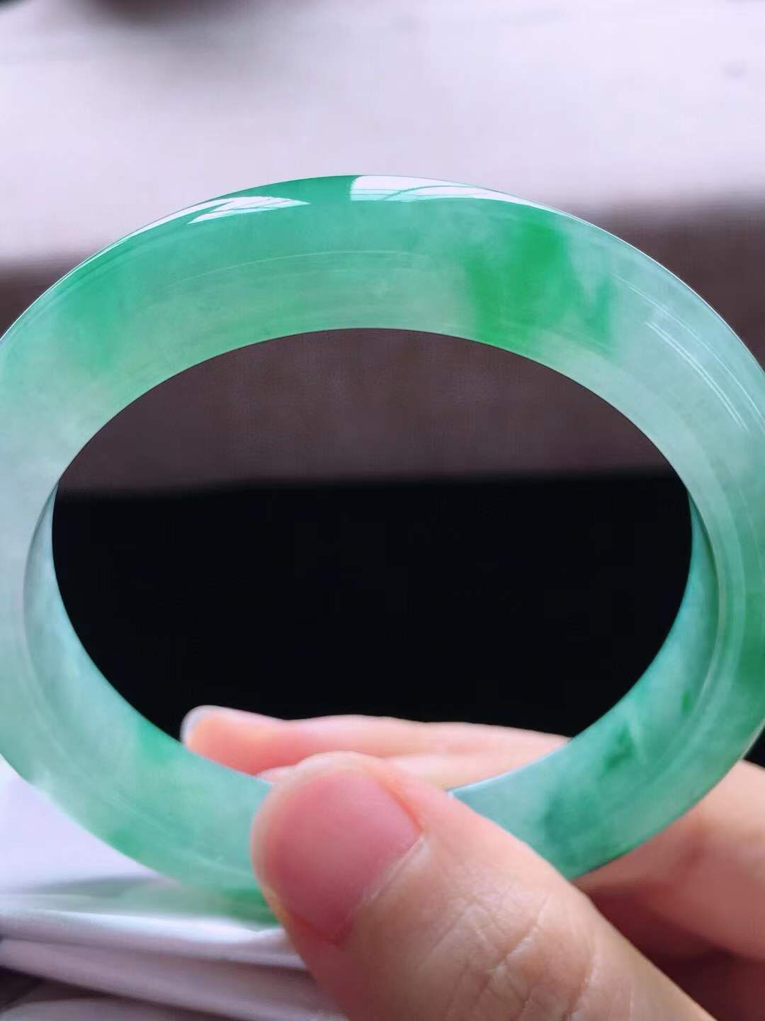 【翡翠名称】老坑种冰飘绿52.6正圈口手镯
【翡翠尺寸】52.6*10.6*8.3mm适合51.6-54正圈口佩戴
【翡翠描述】宝贝种老水足，玉质细腻，色泽靓丽，性价比高，佩戴效果好！
【其它赠送】权威证书/精美挂绳盒子/支持全国复检