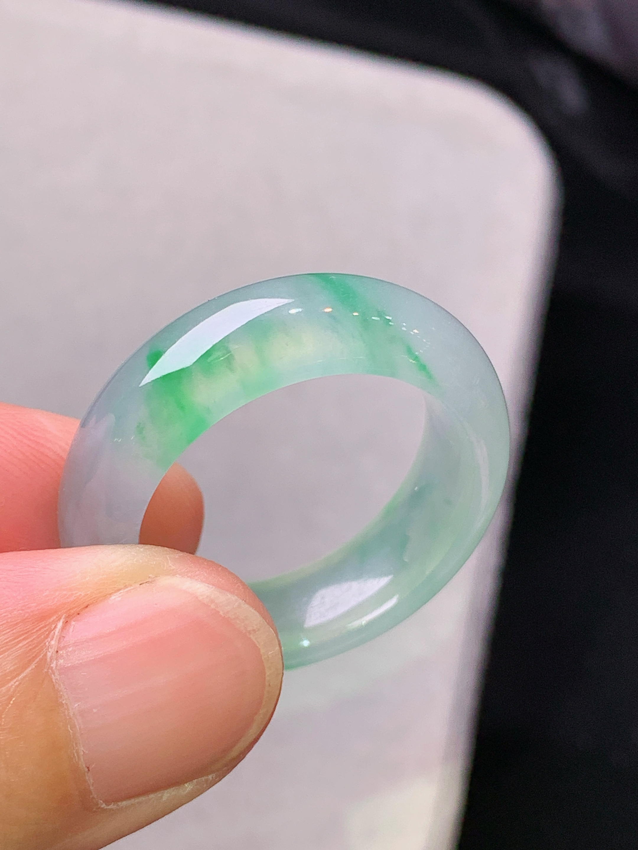飘绿指环 玉质细腻 色泽艳丽清新 水润亮眼 圈口18 整体尺寸27.2*6.8*4.5 j3