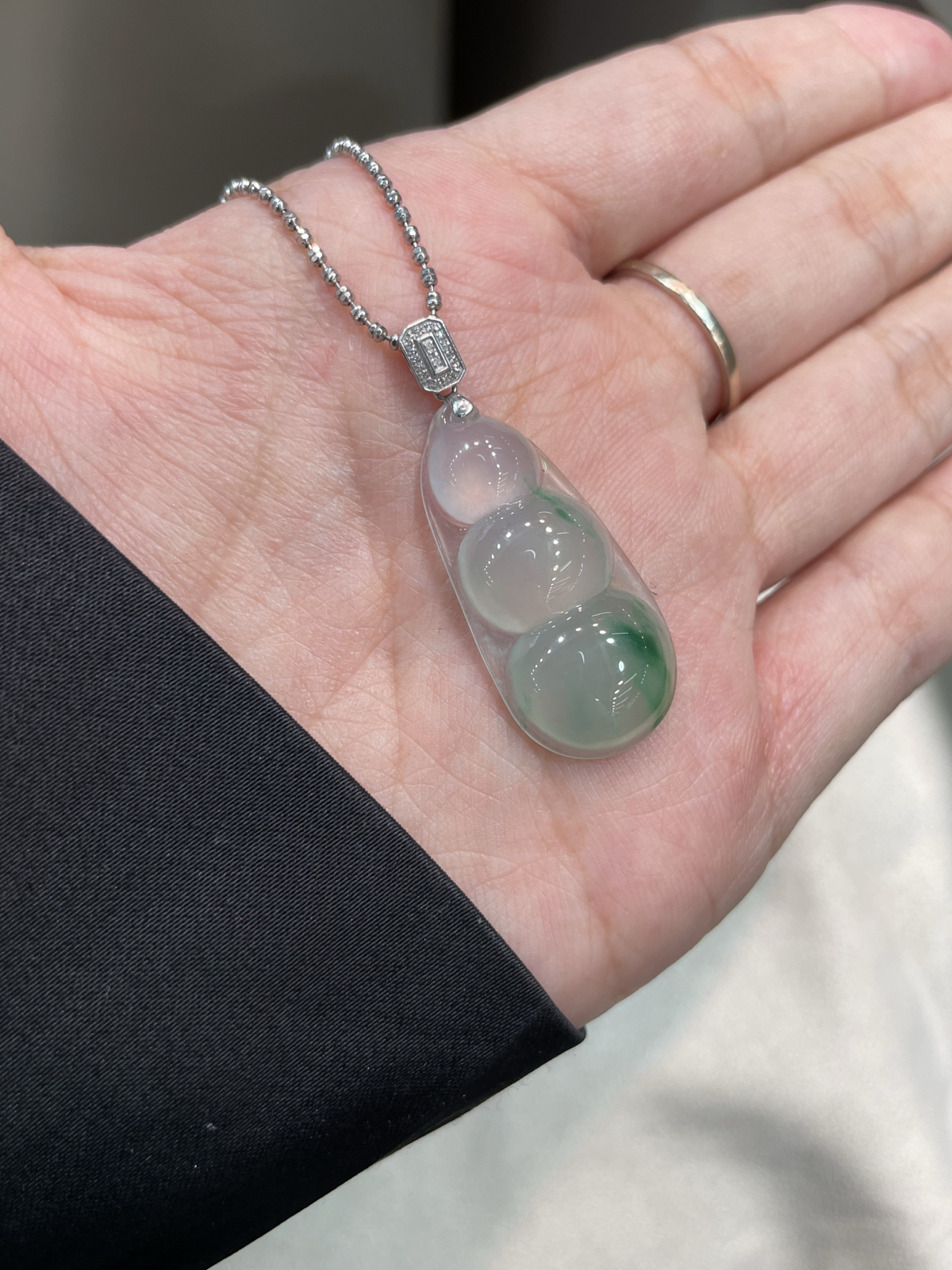 冰种 飘绿花 福豆吊坠

18k金扣头