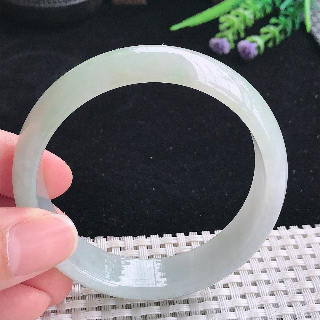 实拍A货翡翠58/15.8/7.2老坑秀气冰润浅绿手镯宽边玉镯平安镯美人镯