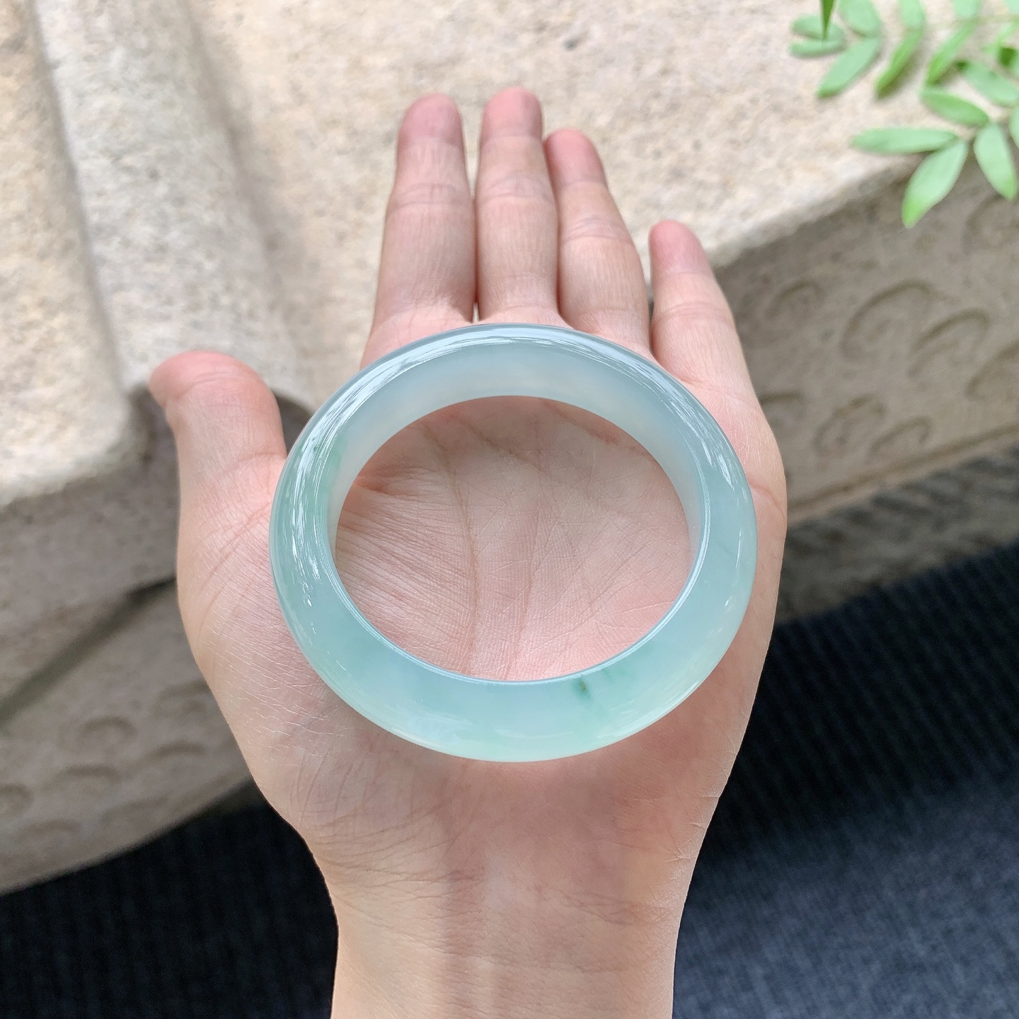 正圈49 50 【圈口】50.1/11.6/8.4 【编码】DZ041022 【描述】冰糯晴绿，水润，种老，细腻，打灯有絮线