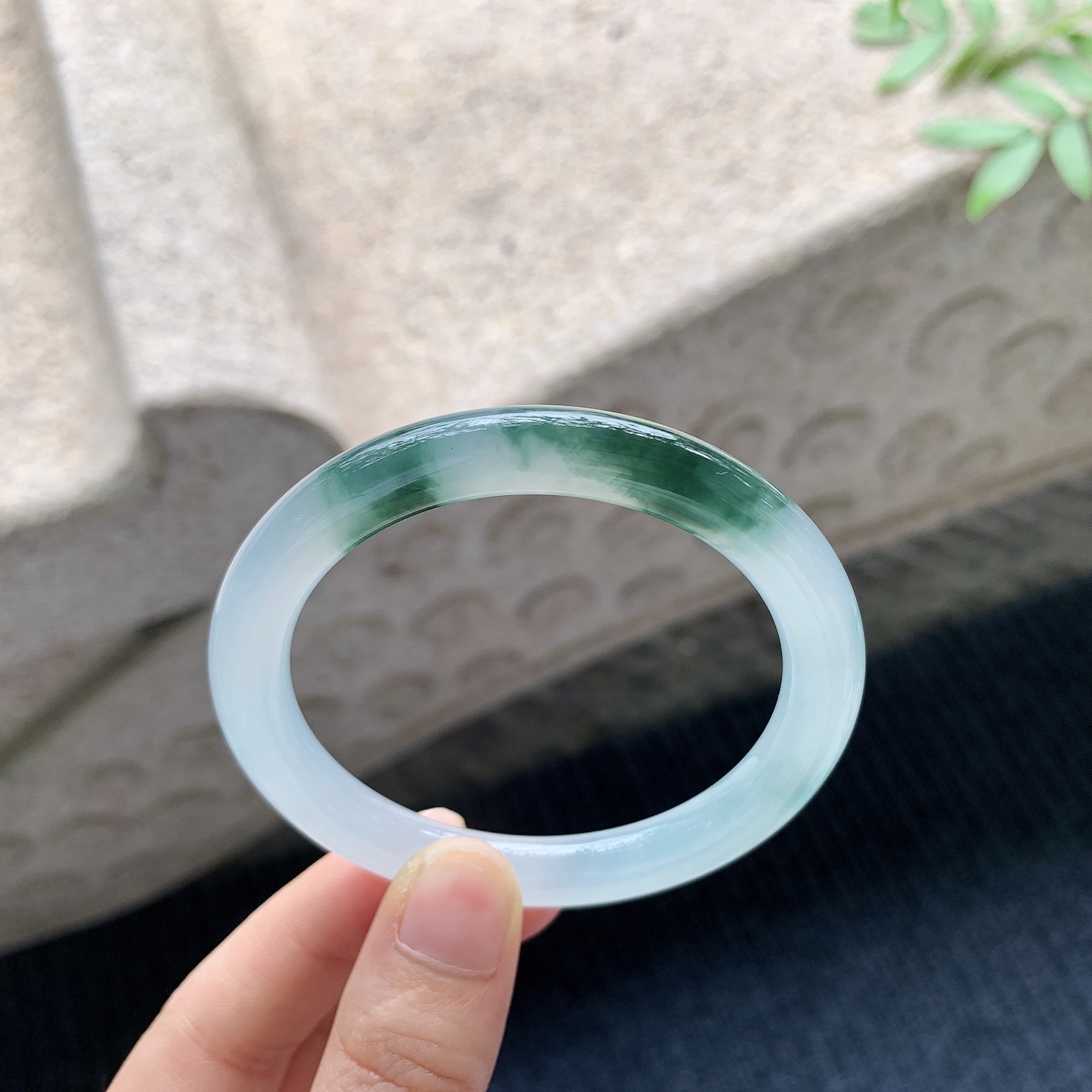 圆条52 53【圈口】53.2/7.6/8【编码】A4041012【描述】冰飘绿，清透，水润，种老，细腻，打灯有絮线