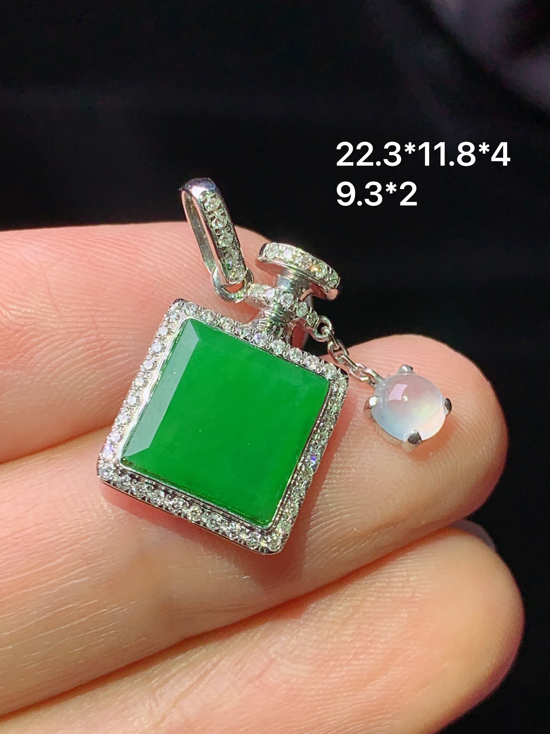 18k金钻镶嵌满绿无事牌吊坠 玉质细腻 色泽艳丽清新 水润亮眼 整体尺寸22.3*11.8*4j2