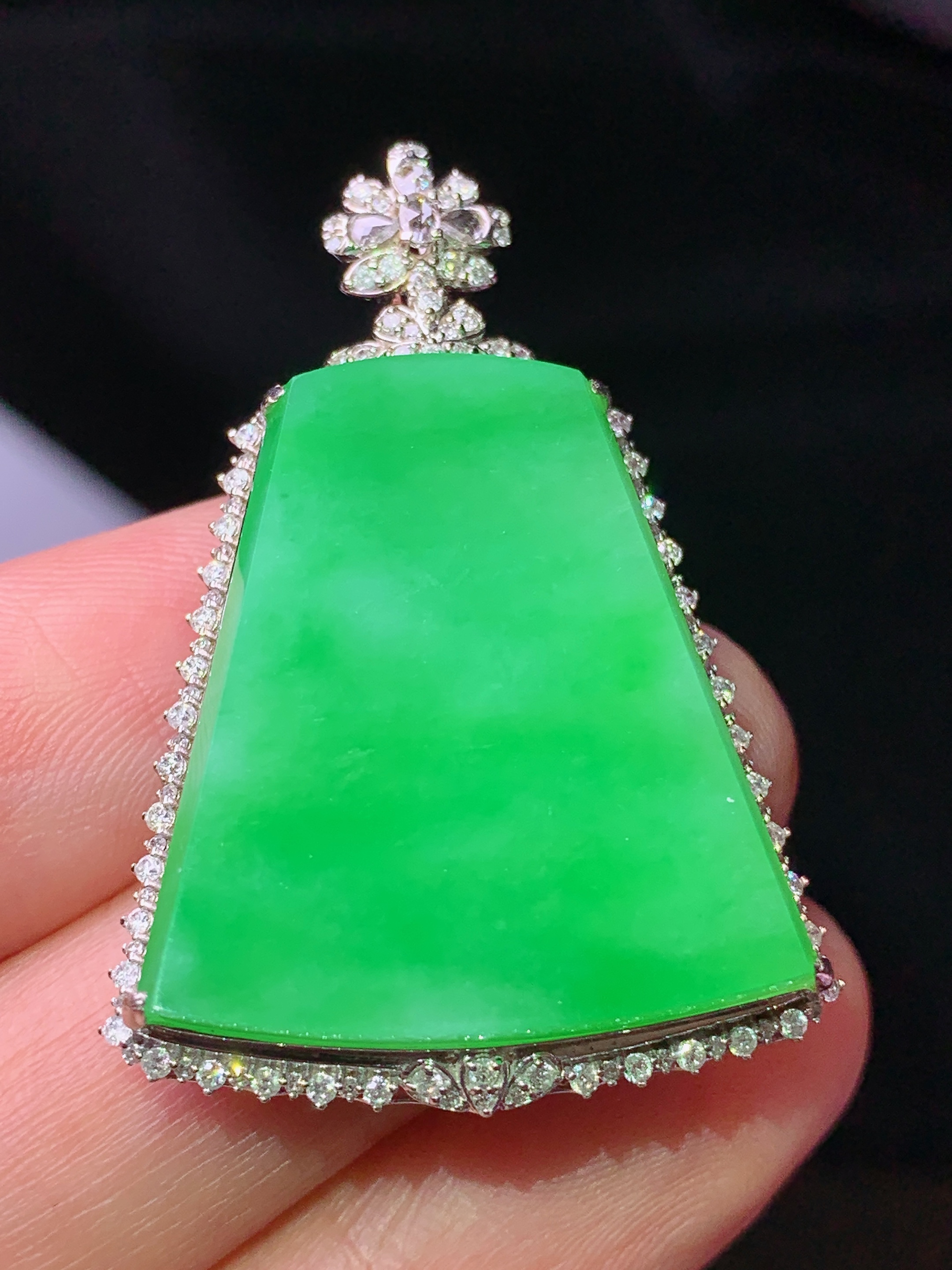 18k金钻镶嵌翠绿无事牌吊坠 玉质细腻 色泽艳丽清新 水润亮眼 整体尺寸38.8*26.8*8.5j2