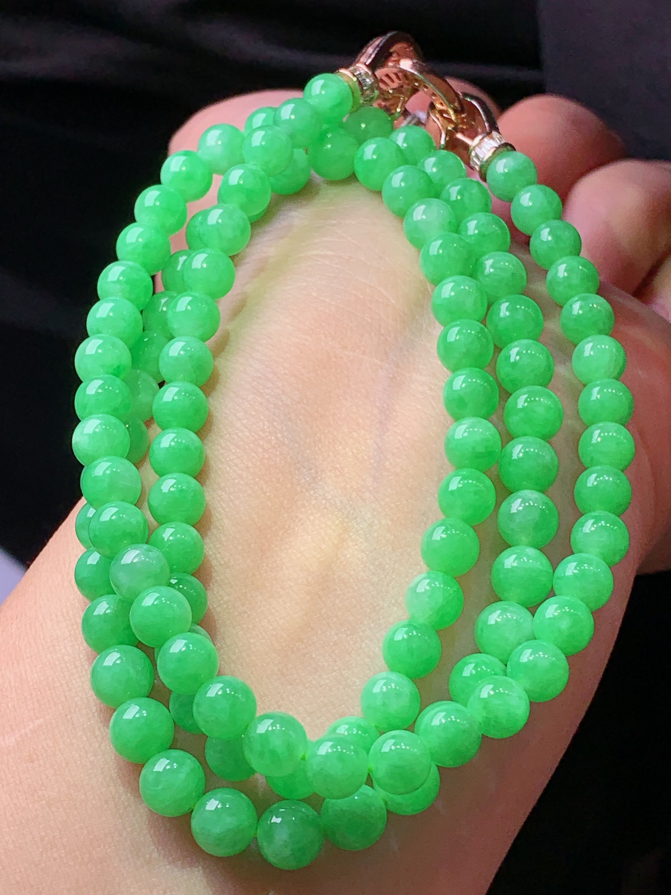 翠绿圆通项链 玉质细腻 色泽艳丽清新 水润亮眼 整体尺寸5.8h3