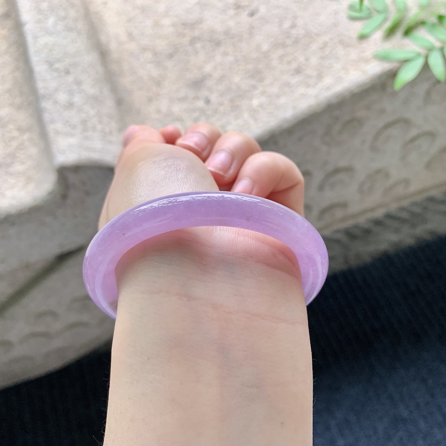 贵妃51 52 【圈口】52.7/47/8.6/8.7 【编码】T3041047 【描述】冰糯艳紫，水润，种老，细腻，无纹裂