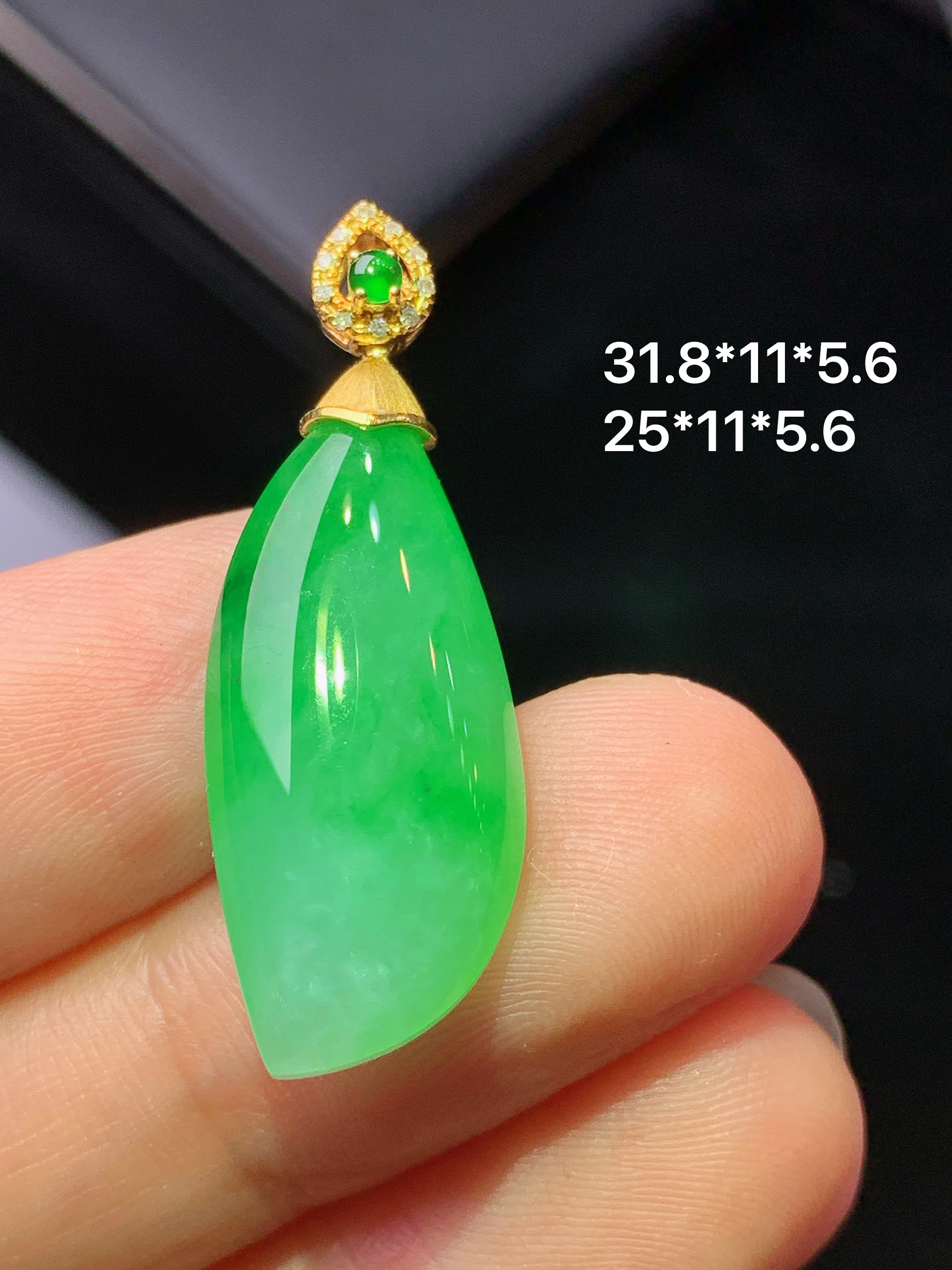 18k金钻镶嵌翠绿随形吊坠 玉质细腻 色泽艳丽清新 水润亮眼 整体尺寸31.8*11*5.6z1