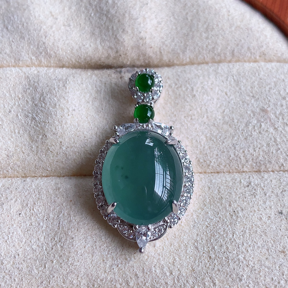 冰晴水蛋面翡翠吊坠，质地细腻，清秀高雅，饱满圆润  款式大方经典，颜色鲜艳，沁人心脾，高质量精品  