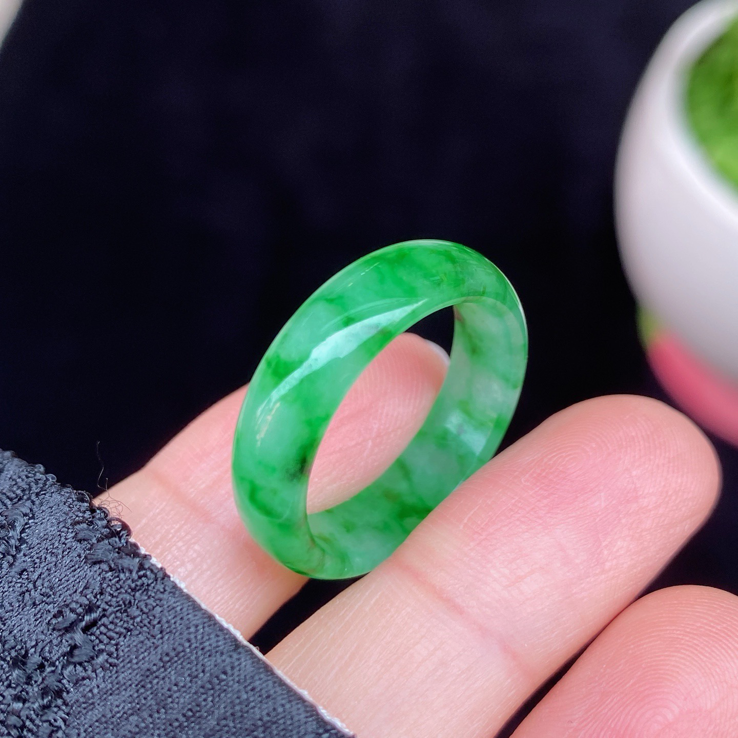 冰阳辣色戒圈，满目的艳丽色彩，戒圈圆润光滑
满色翡翠的光芒璀璨而耀眼..