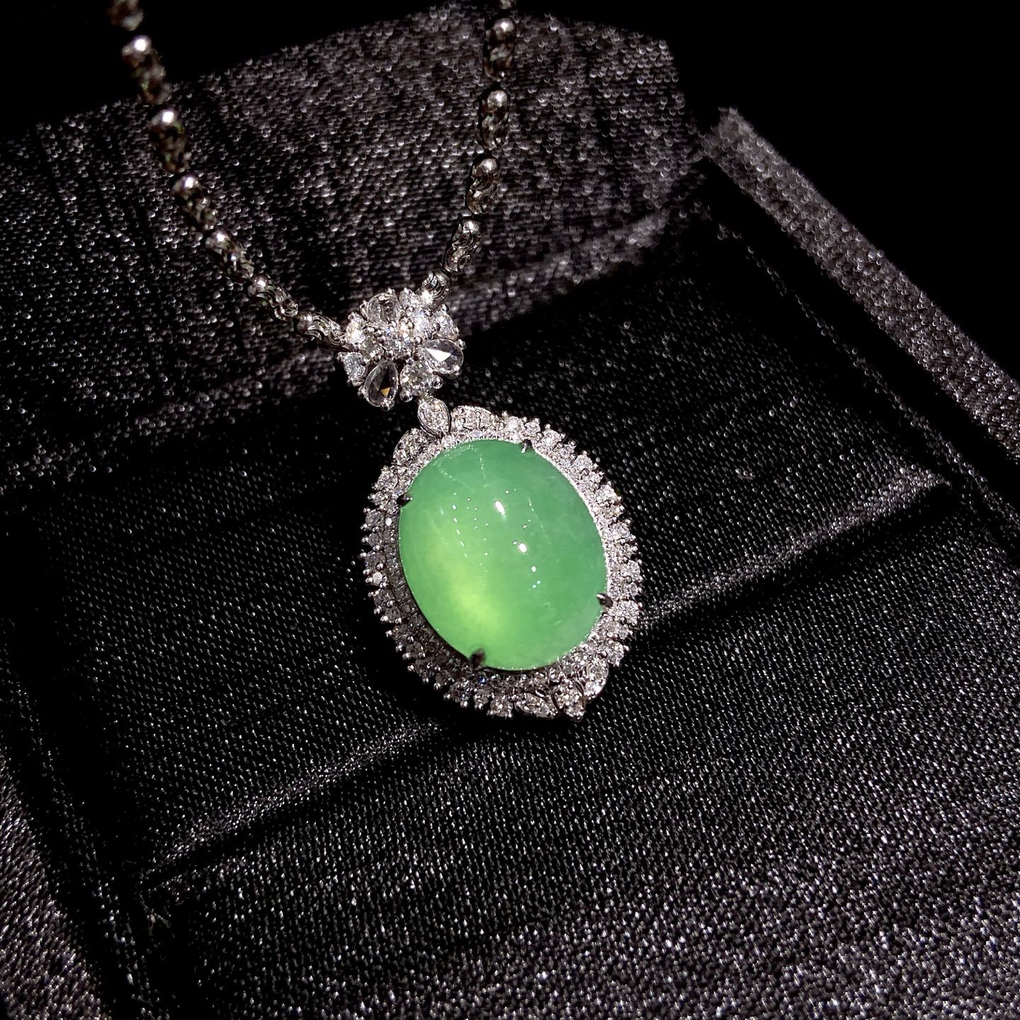 ｜高冰果绿蛋面·

整体尺寸27.6-16-10.8毫米
裸石尺寸13.2-11-5.2毫米